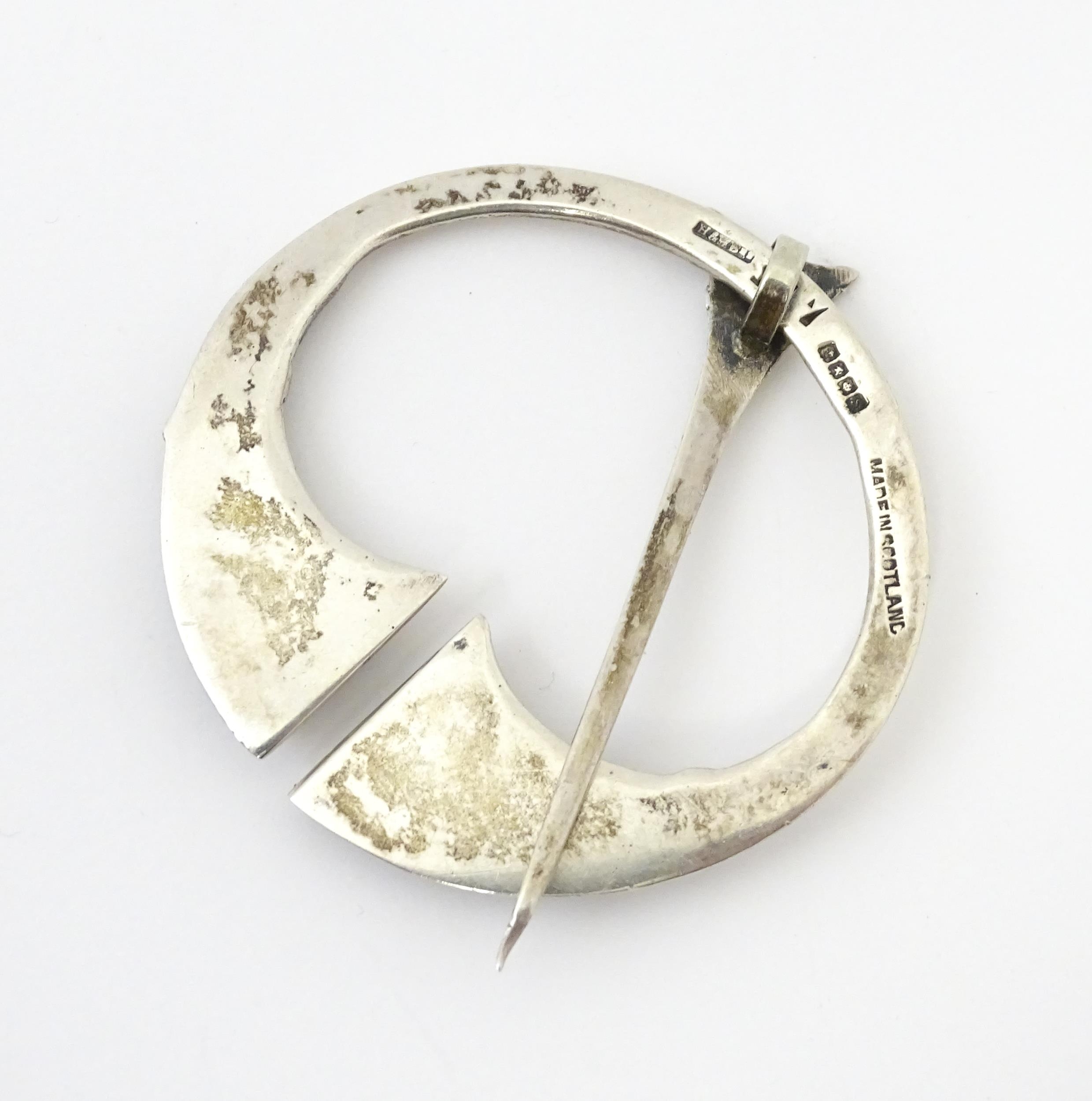 A Scottish silver penannular brooch / pin with Celtic decoration. Hallmarked Glasgow 1941 maker - Image 6 of 8