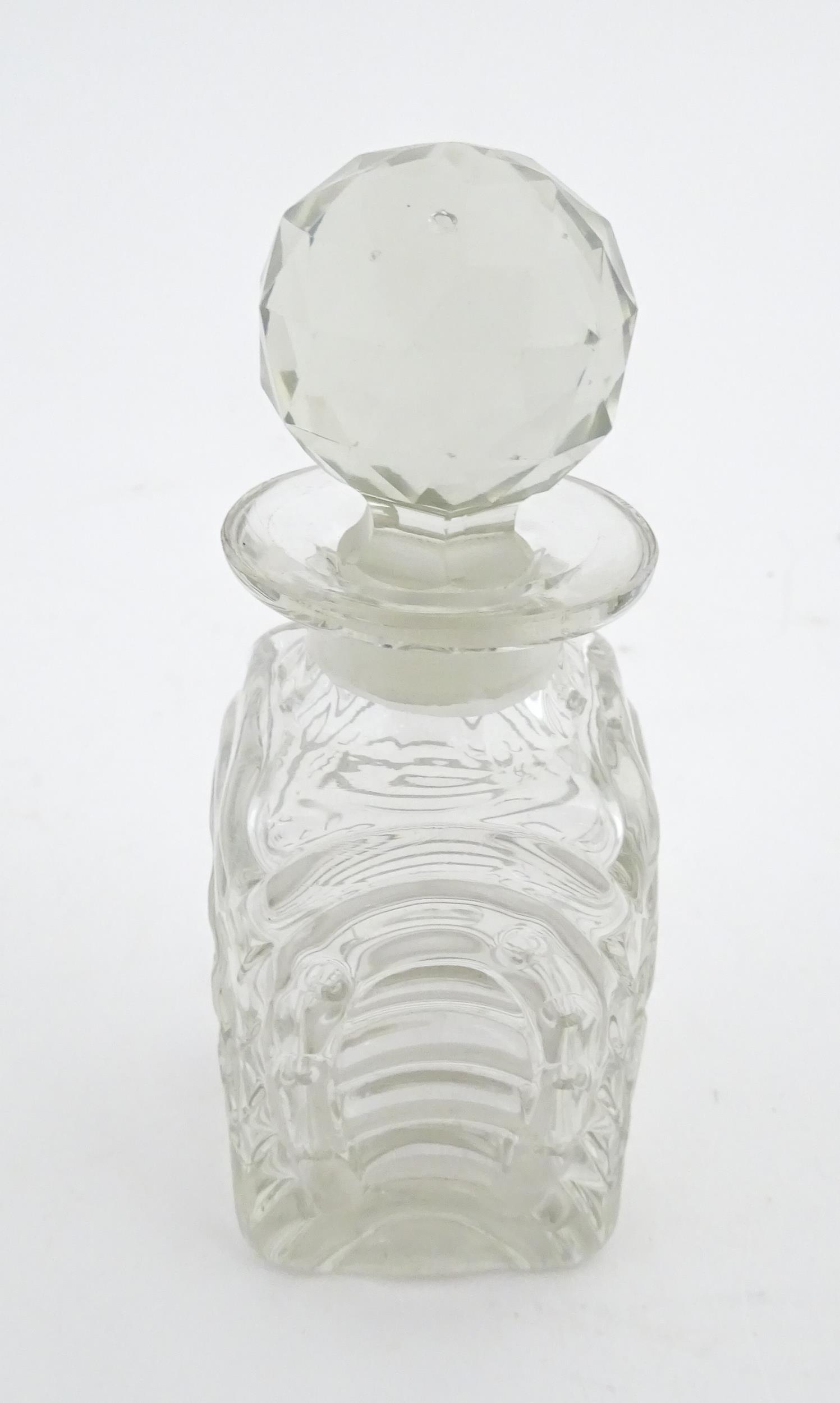 A Victorian glass hunting decanter with stylised horse shoe decoration to sides. Approx. 6" high - Image 5 of 7