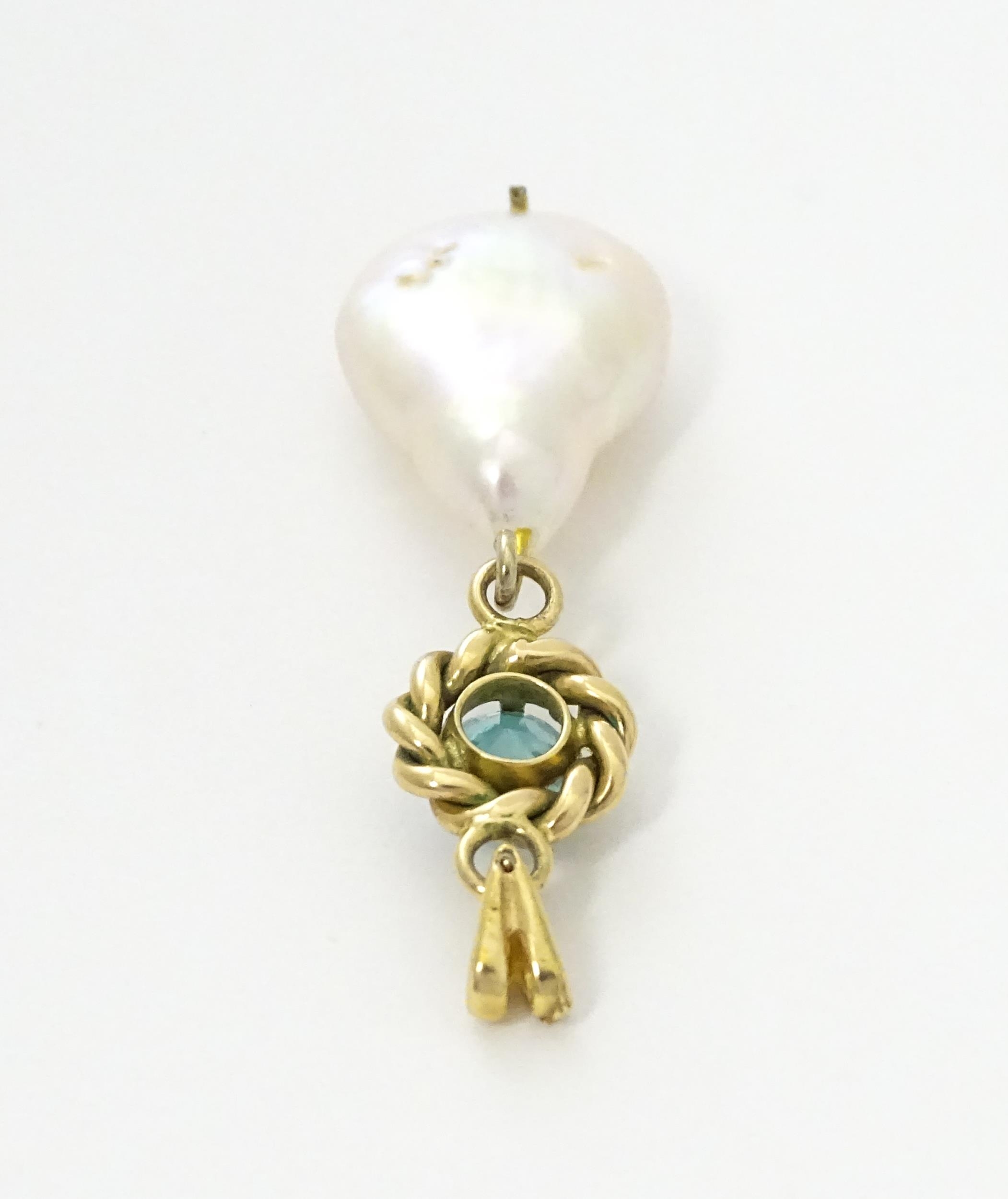 A yellow metal blister pearl necklace set with topaz. Approx 1 /2" long Please Note - we do not make - Image 2 of 7