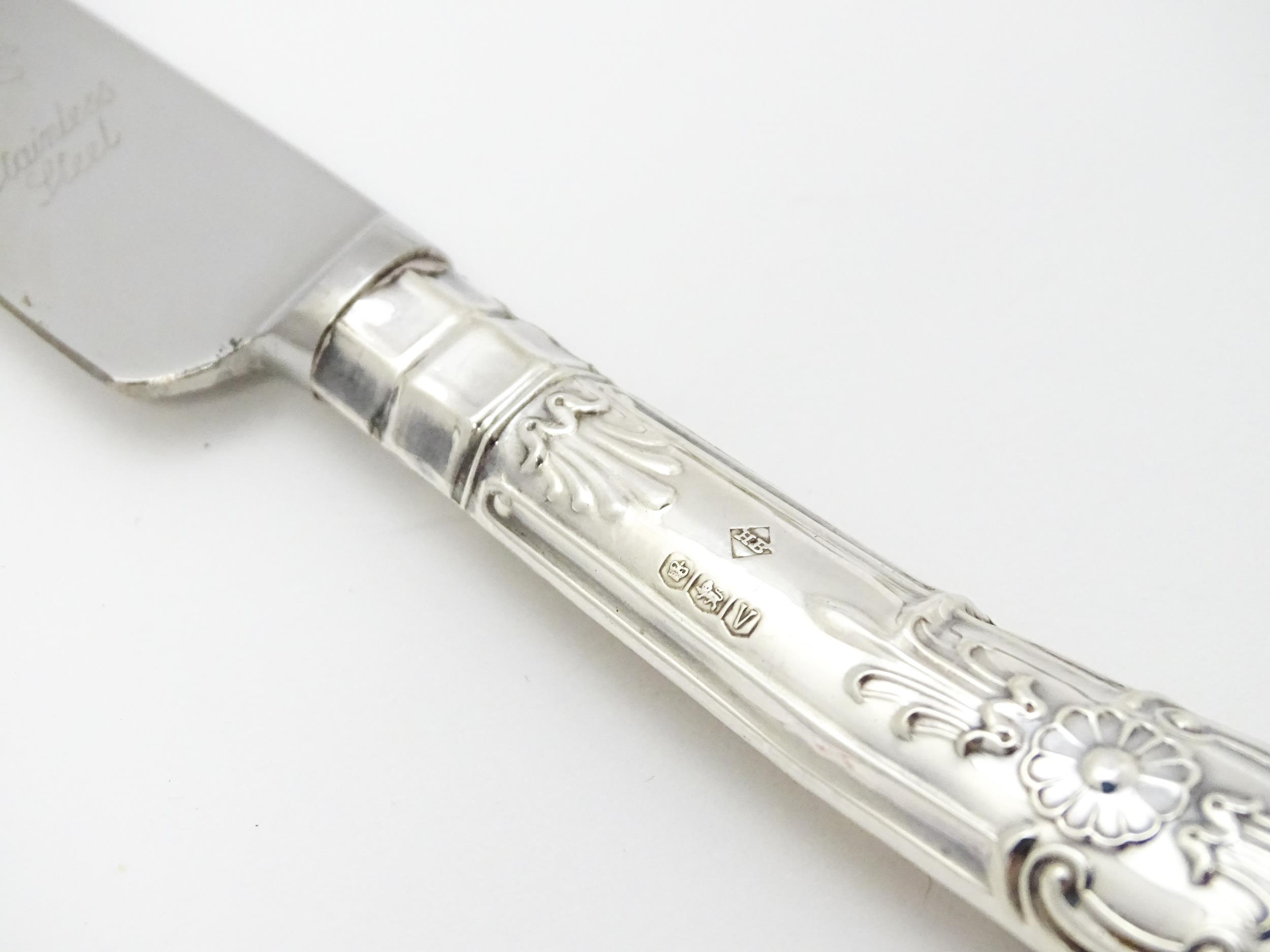 Assorted silver handled tea knives to include pistol grip examples. Together with a silver handled - Image 14 of 14