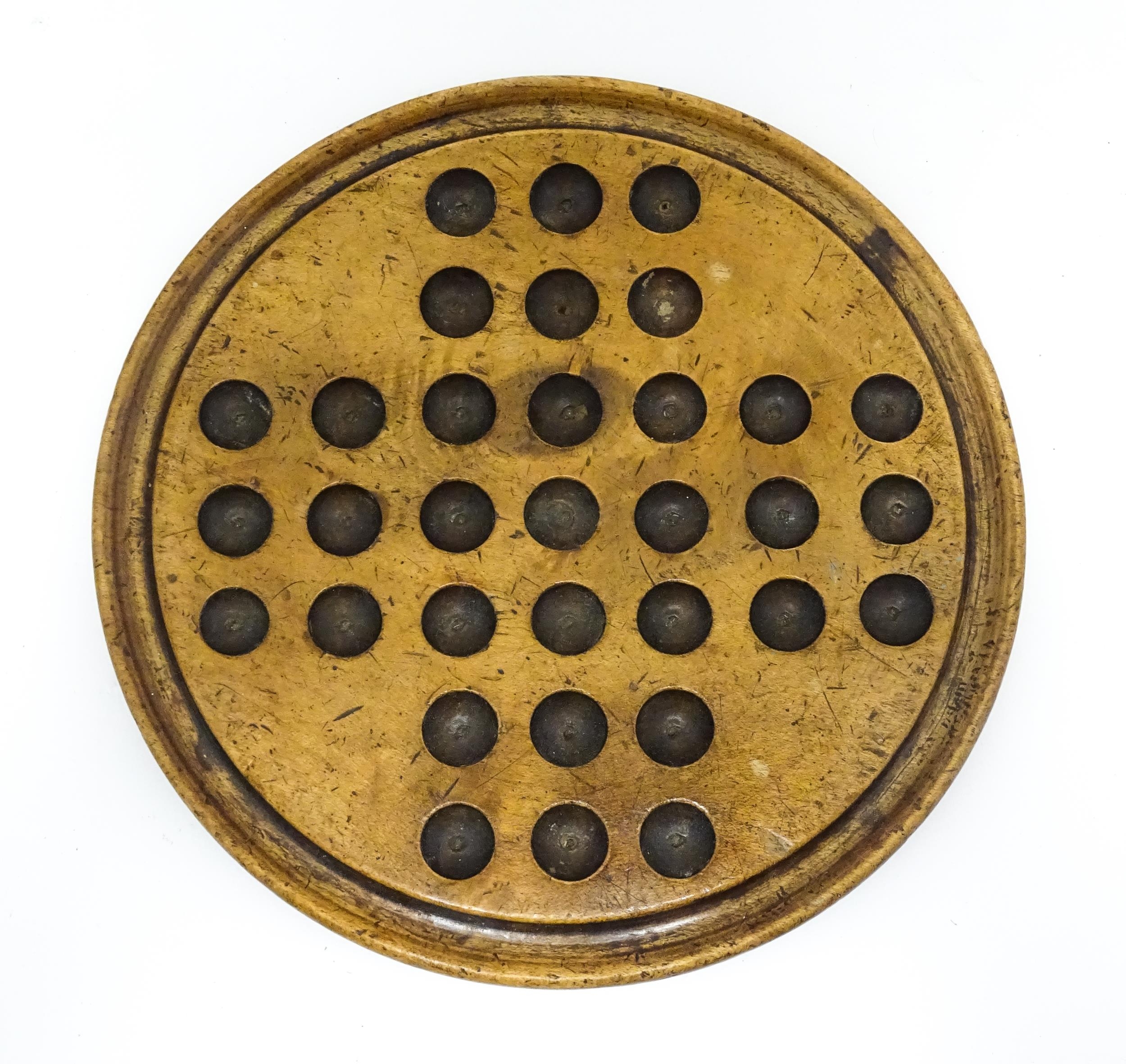 A treen sycamore solitaire board with 32 glass marbles. Board approx. 7 3/4" diameter Please - Image 4 of 8