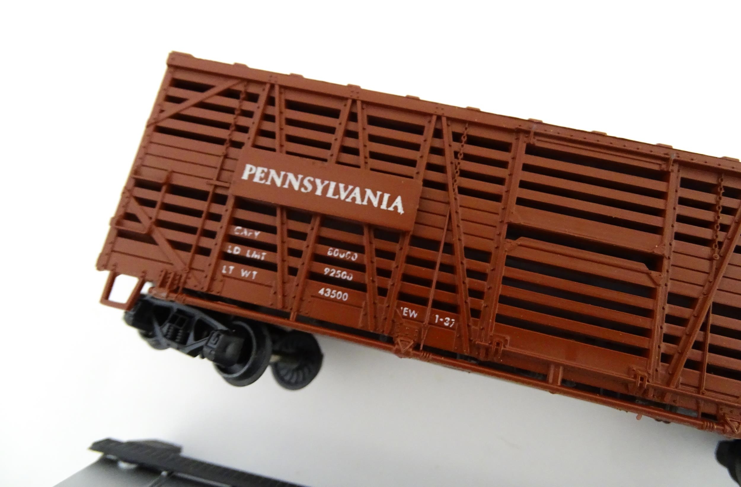 Toys - Model Train / Railway Interest : Four AHM scale model HO gauge carriages comprising Penn - Image 8 of 11