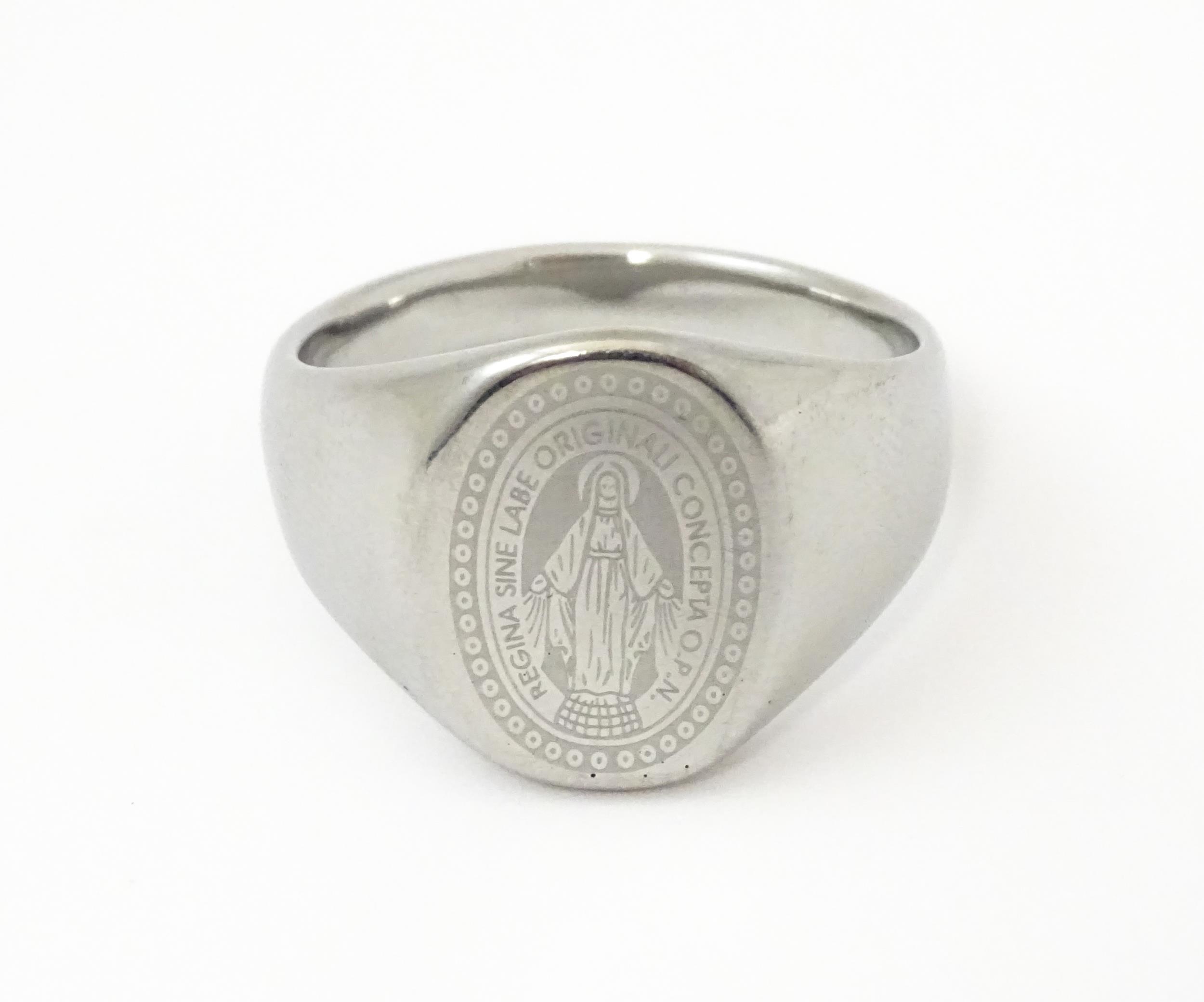 A Gentleman's white metal ring with engraved Christian symbolism depicting the Virgin Mary and - Image 2 of 6