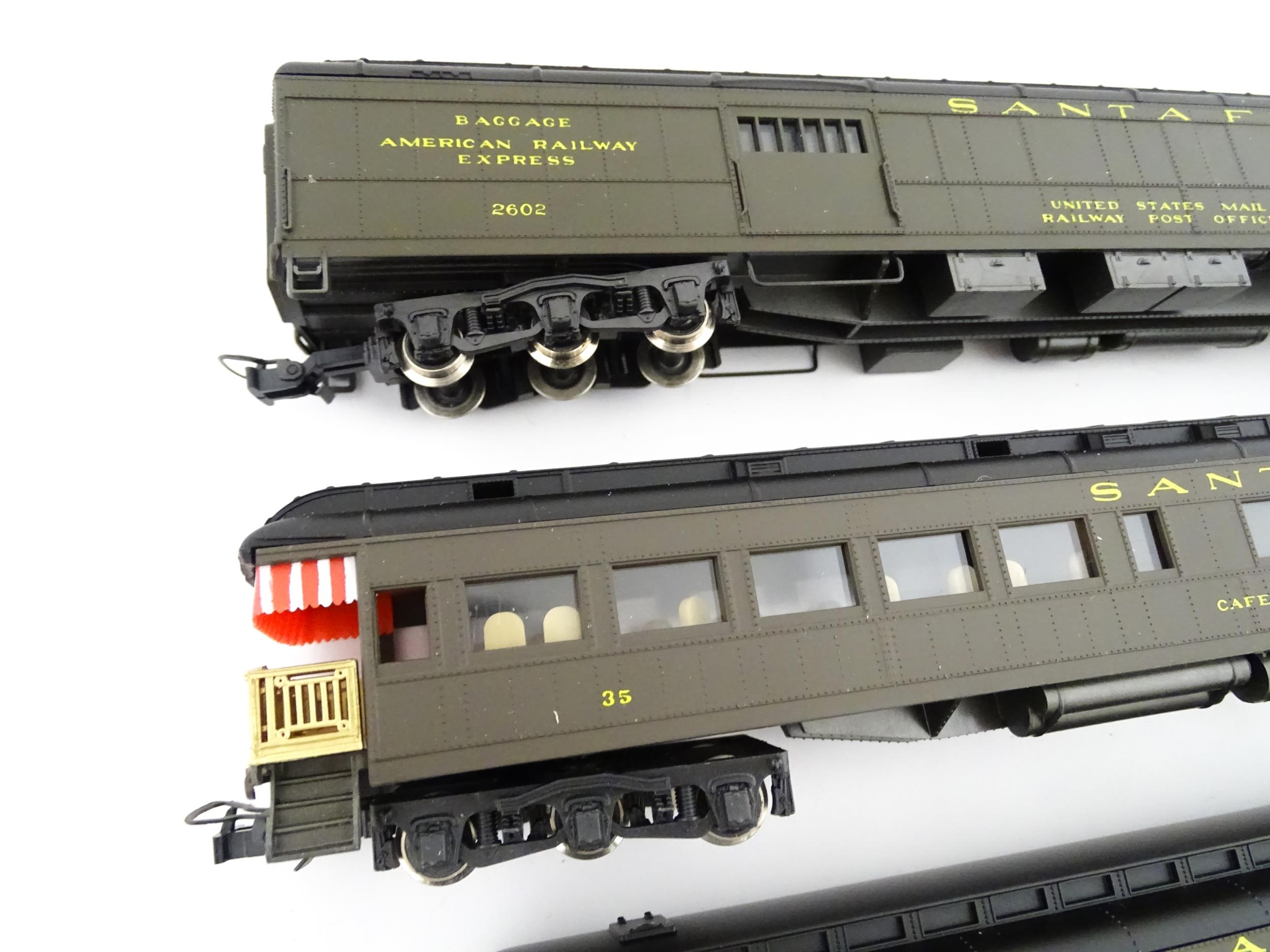 Toys - Model Train / Railway Interest : Nine scale model HO gauge train carriages to include - Image 18 of 21
