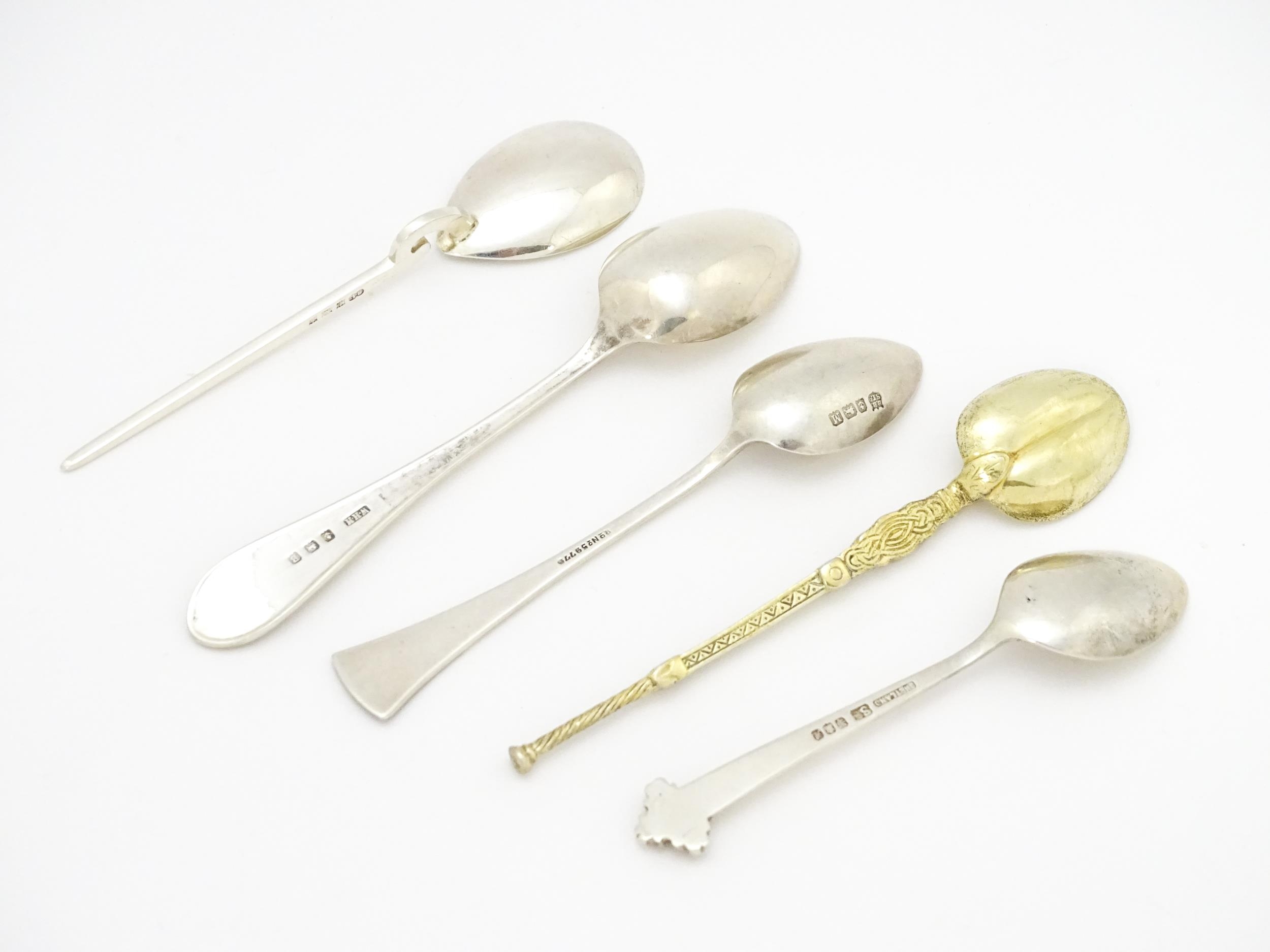 Five assorted silver teaspoons to include a teaspoon with coat of arms for Stratford On Avon - Image 5 of 10