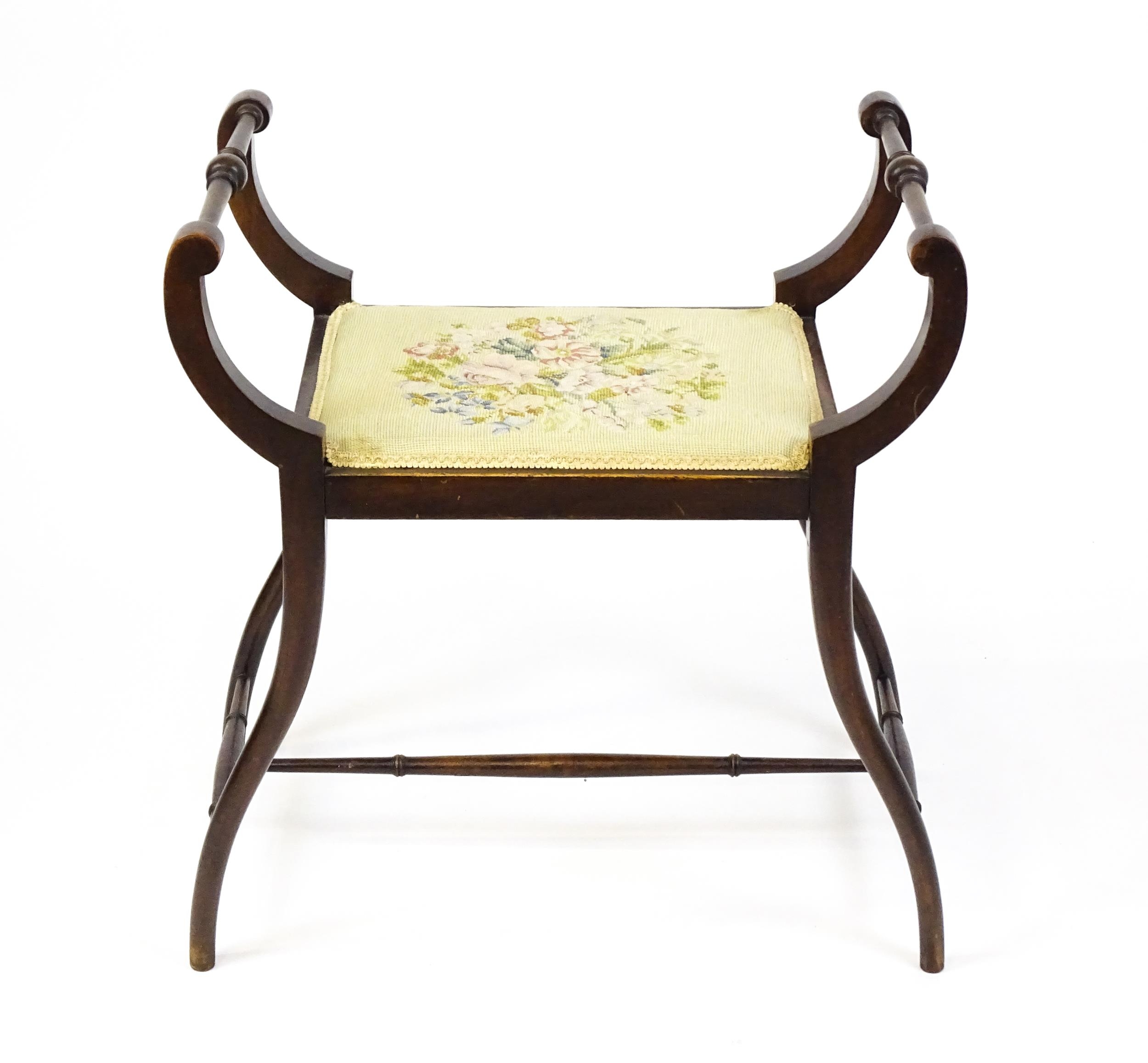 An early 20thC piano stool / window seat with two turned handles above a needlework seat and - Bild 3 aus 5