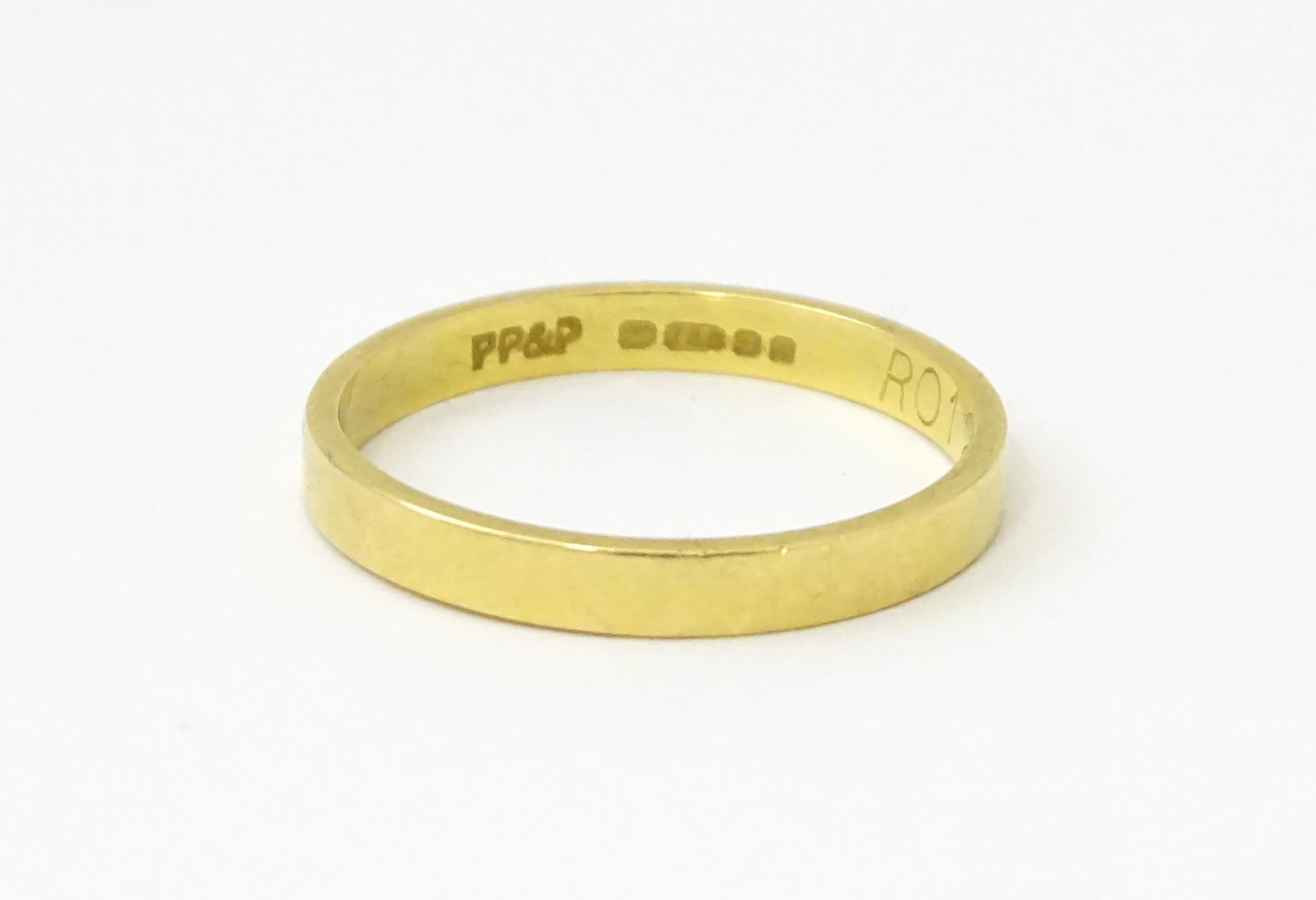 An 18ct gold ring / wedding band. Ring size approx. O Please Note - we do not make reference to - Image 9 of 9