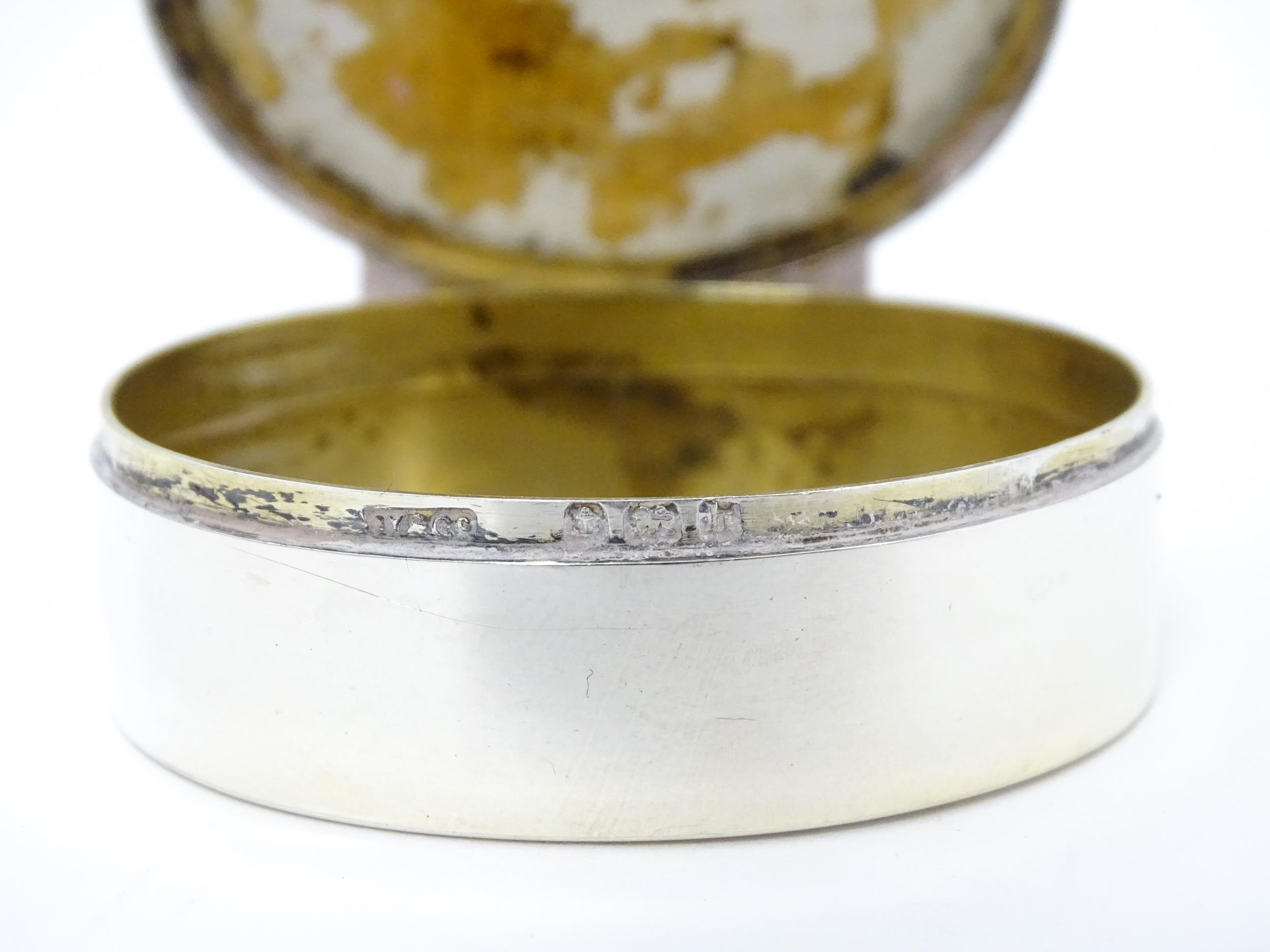 A silver pill box with gilded interior and ceramic cabochon to lid depicting a young girl holding - Image 9 of 9