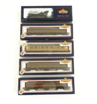 Toys - Model Train / Railway Interest : Five Bachmann scale model 00 gauge carriages / locomotives
