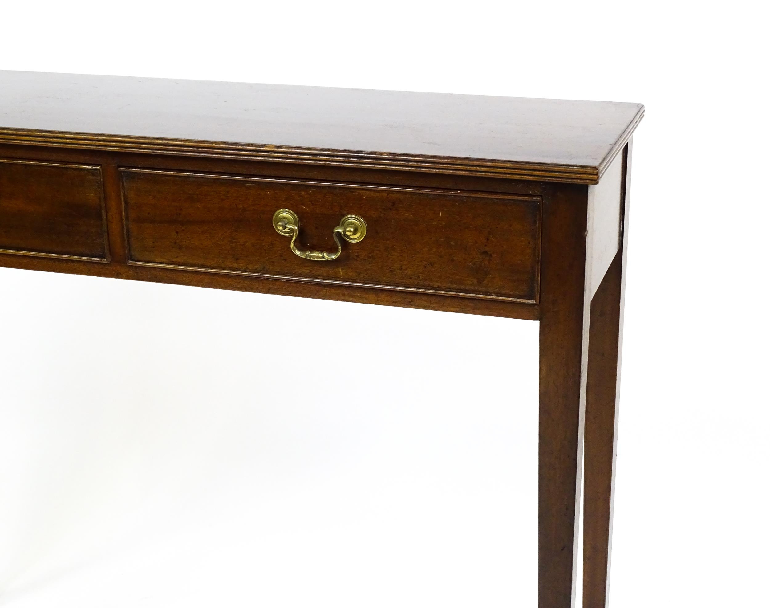 A 20thC mahogany console table / side table with a reeded edge and two short drawers with swan - Bild 7 aus 8