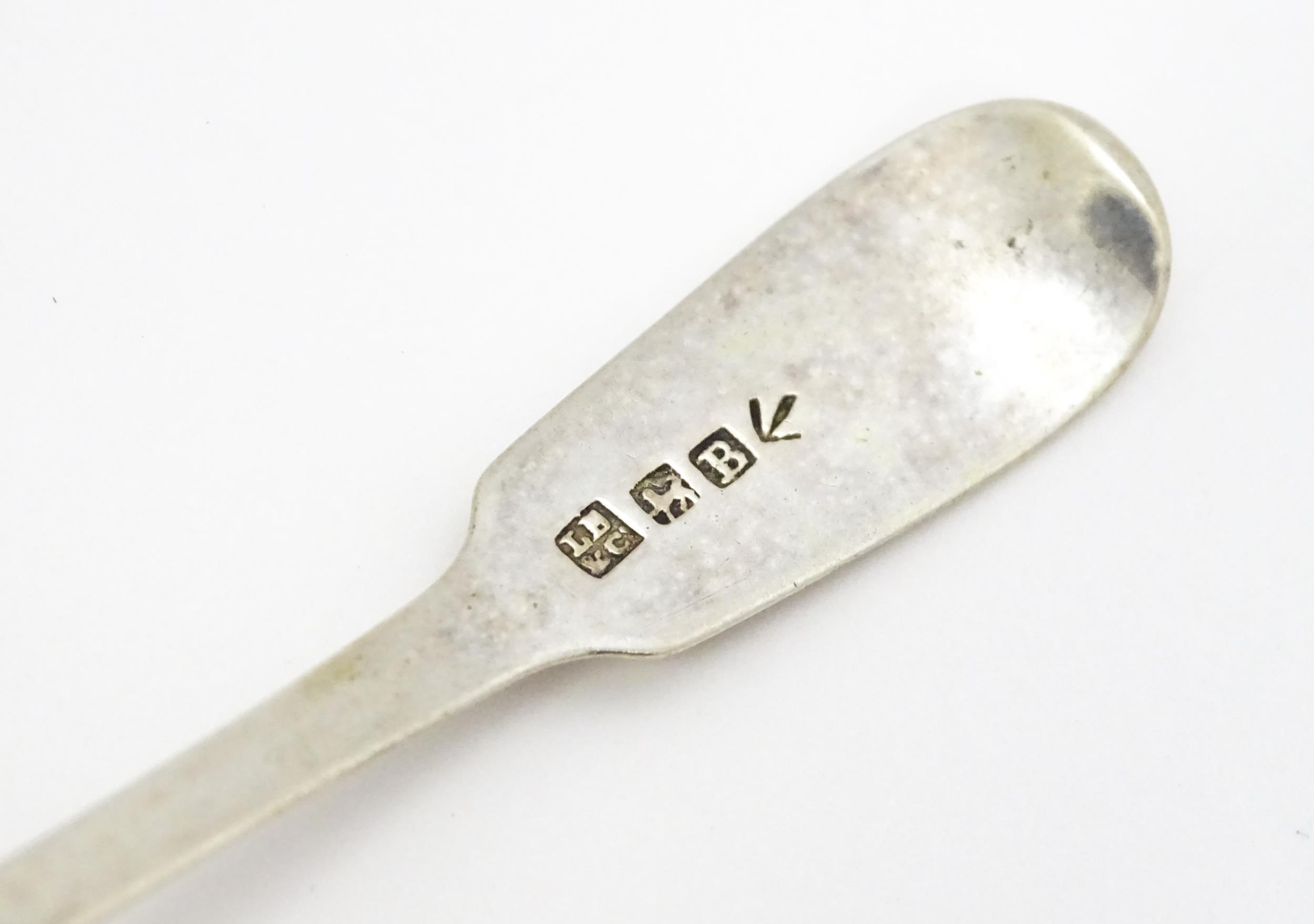 A Victorian silver long handled mustard spoon hallmarked London 1868, maker Chawner & Co. (George - Image 8 of 9