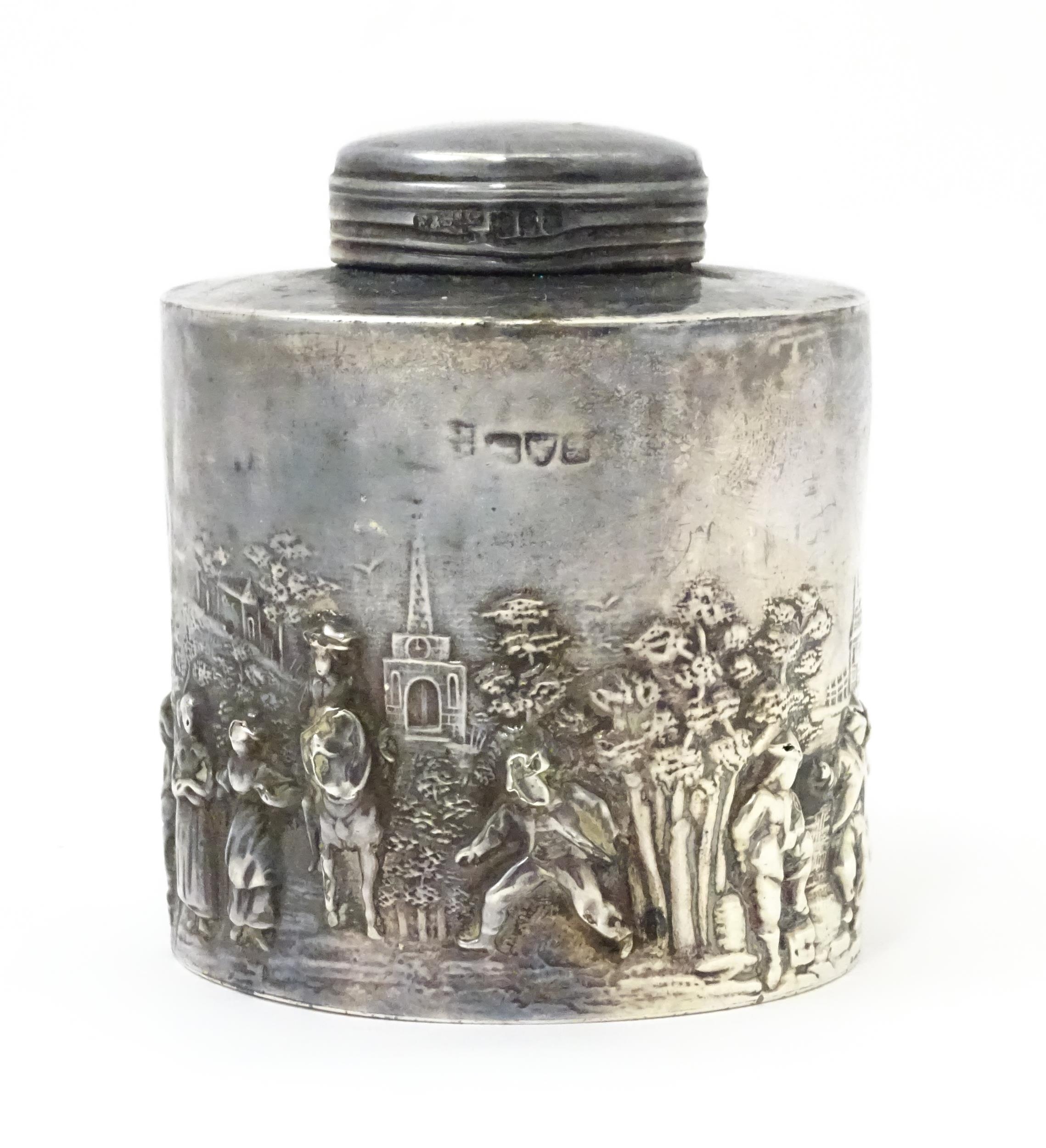 A silver tea caddy depicting a village scene with buildings and figures. Hallmarked Chester c. - Bild 3 aus 10