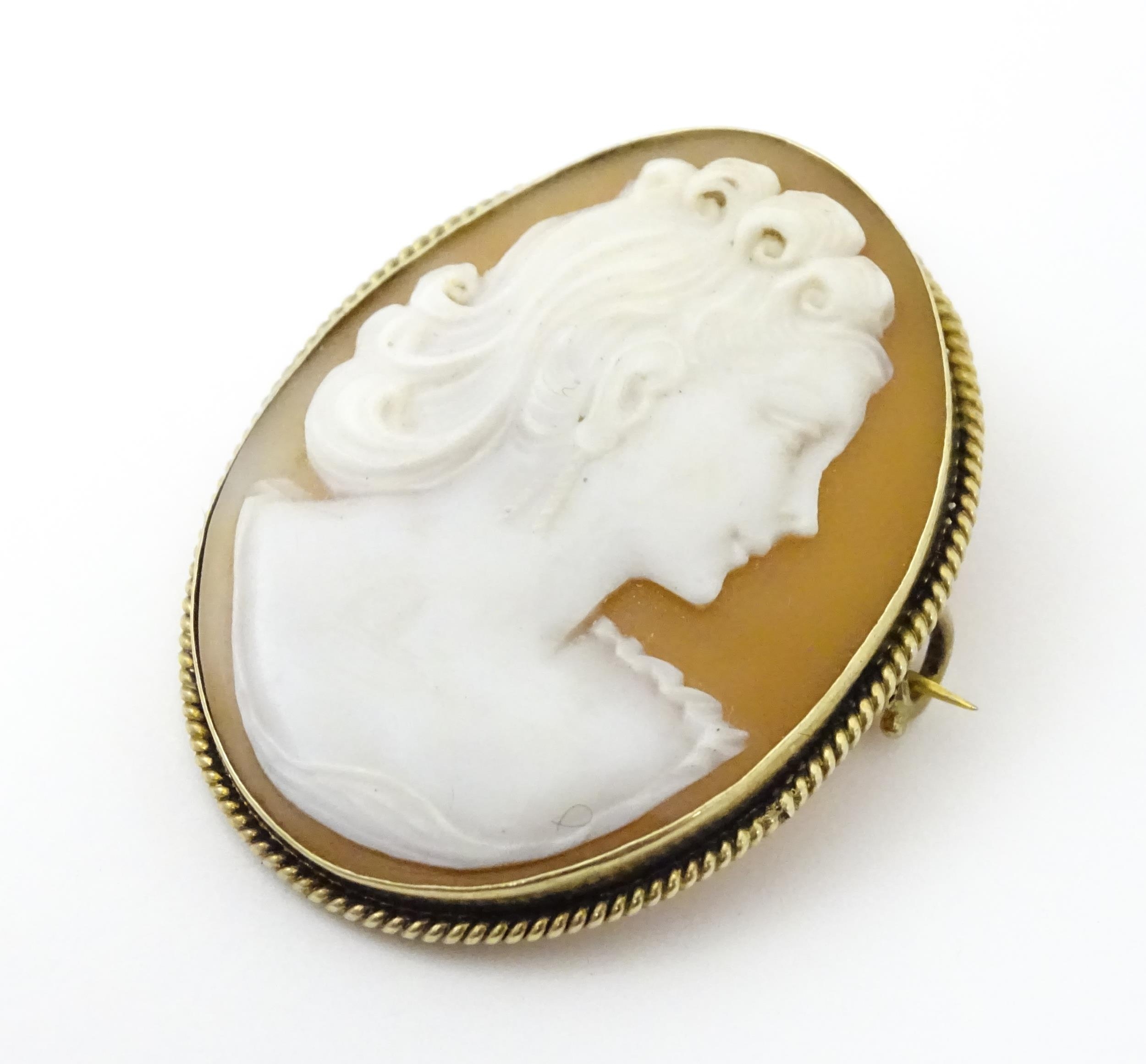 A brooch / pendant set with Classical cameo in a yellow metal mount. Approx. 1 1/2" long Please Note - Image 3 of 7