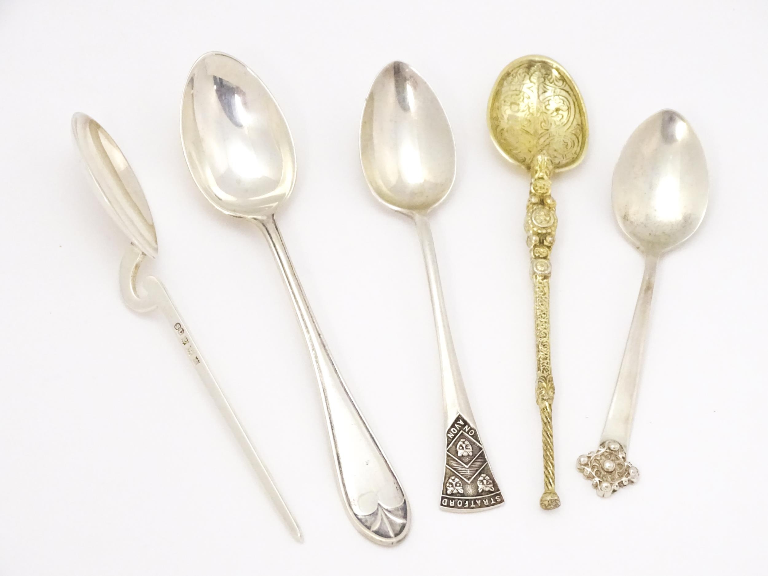 Five assorted silver teaspoons to include a teaspoon with coat of arms for Stratford On Avon - Image 3 of 10