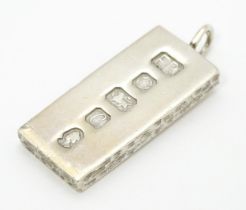 A silver pendant of ingot form hallmarked Sheffield 1977, with Silver Jubilee mark. Approx. 1 3/4"