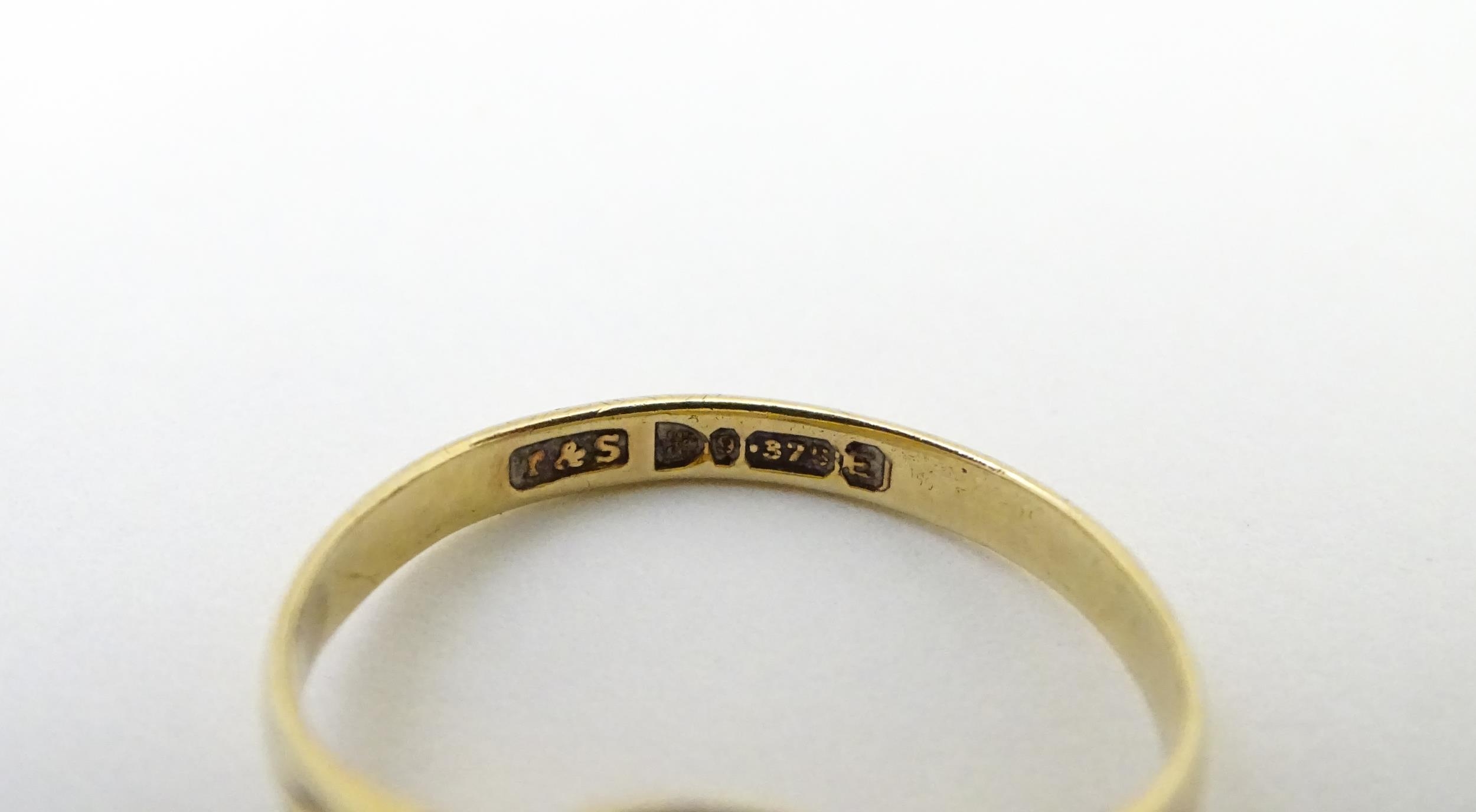 A 9ct gold ring with engraved detail to centre. Ring size approx. N Please Note - we do not make - Image 7 of 7