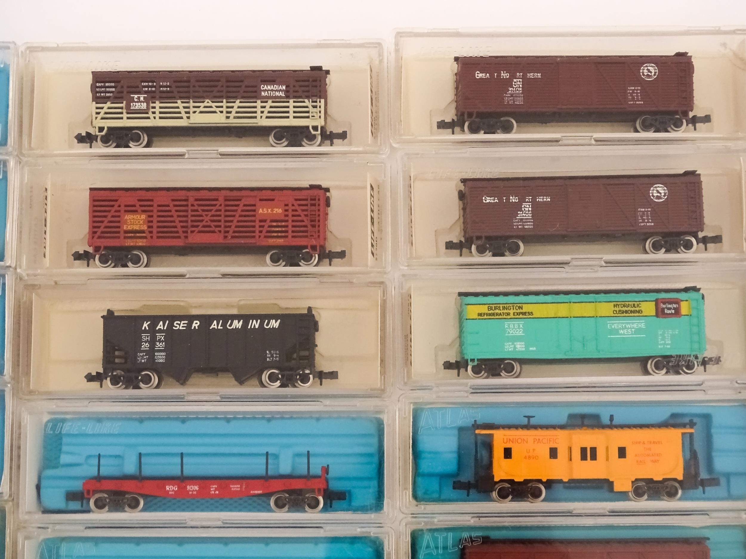 Toys - Model Train / Railway Interest : A quantity of scale model N gauge locomotive engines and - Image 7 of 14