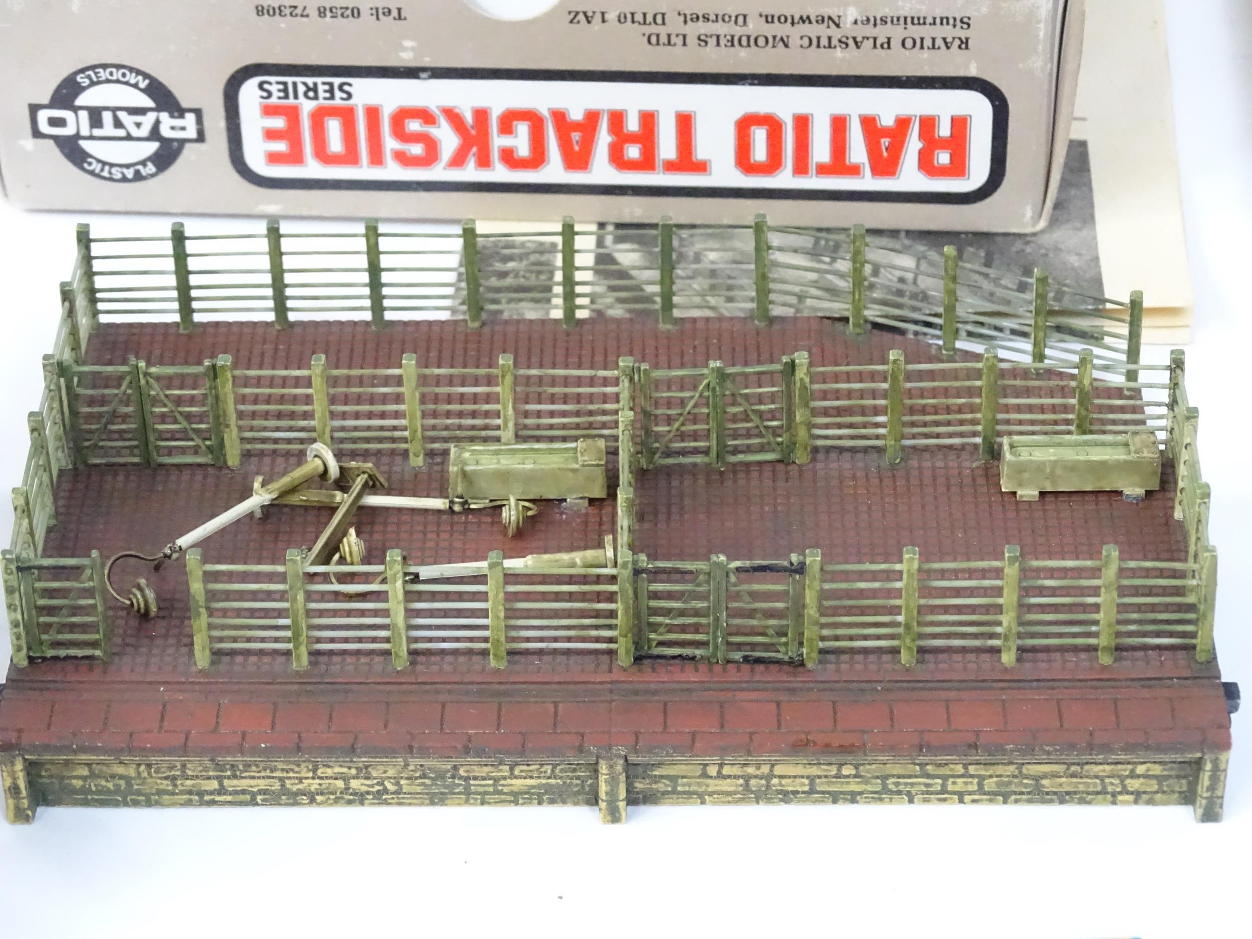 Toys - Model Train / Railway Interest : A large quantity of model railway / trackside scenery - Image 16 of 17