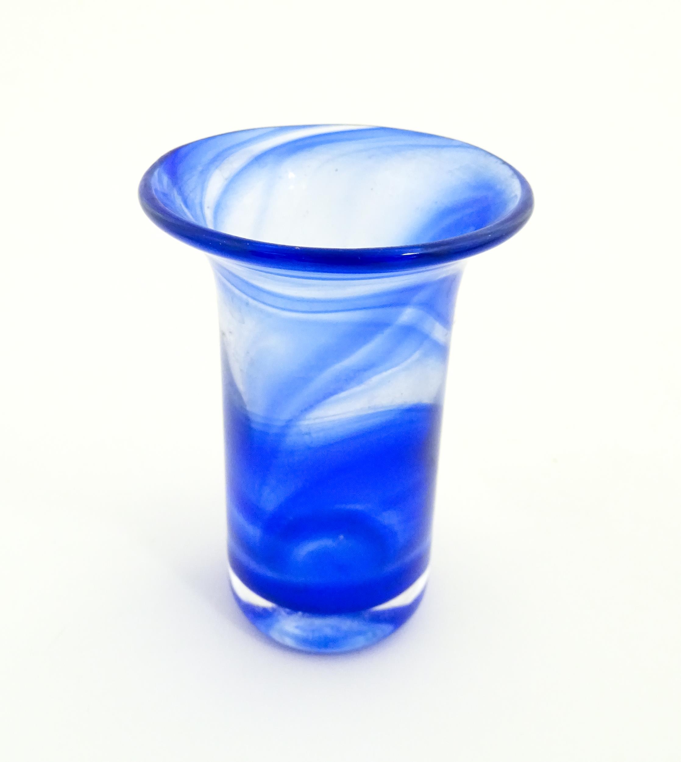 A Swedish Vas Vitreum blue glass vase with flared rim, signed under Vas Vitreum Sweden. Approx. 4 - Image 5 of 6