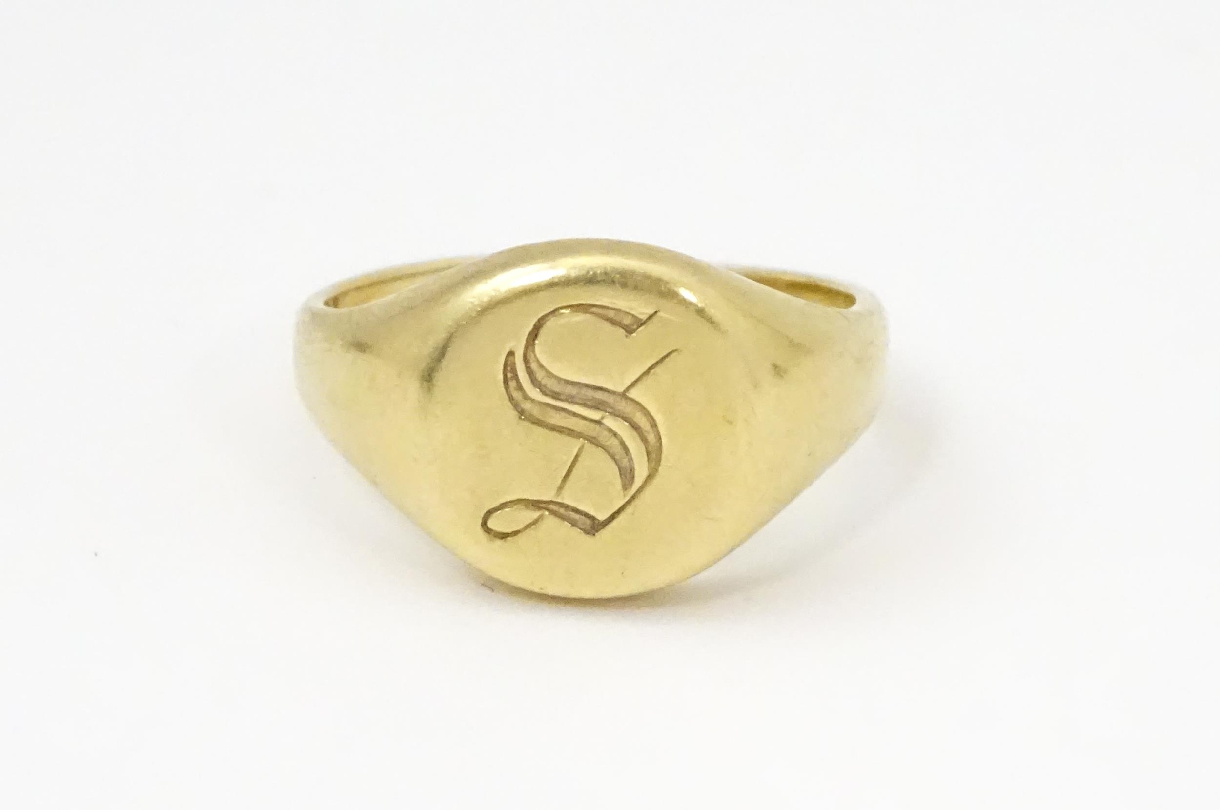 A 9ct gold signet ring engraved with the letter S. Ring size approx. L Please Note - we do not