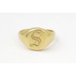 A 9ct gold signet ring engraved with the letter S. Ring size approx. L Please Note - we do not