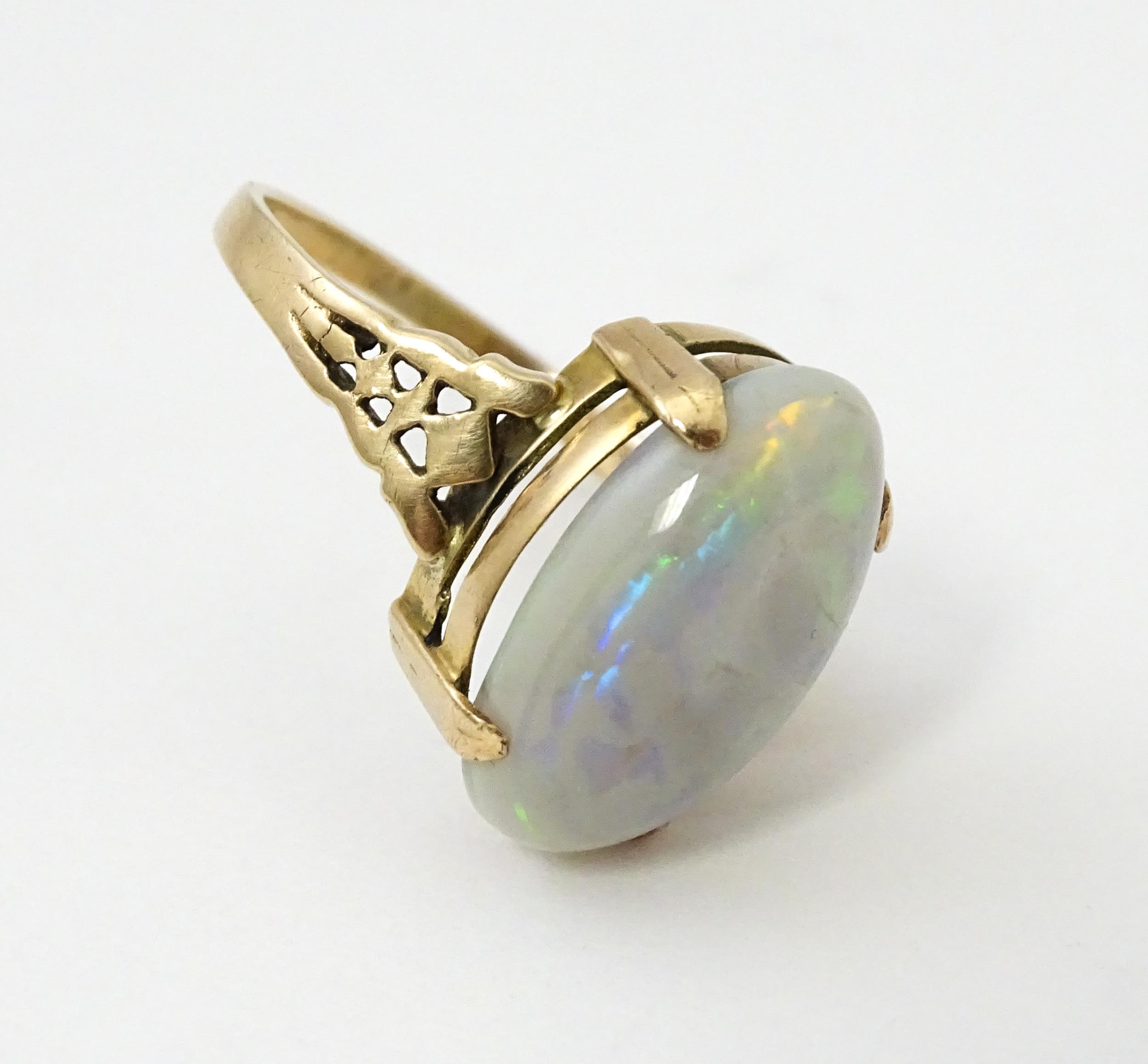 A 9ct gold ring set with large opal cabochon. The opal approx 3/4" long. Ring size approx. 0 - Image 2 of 10