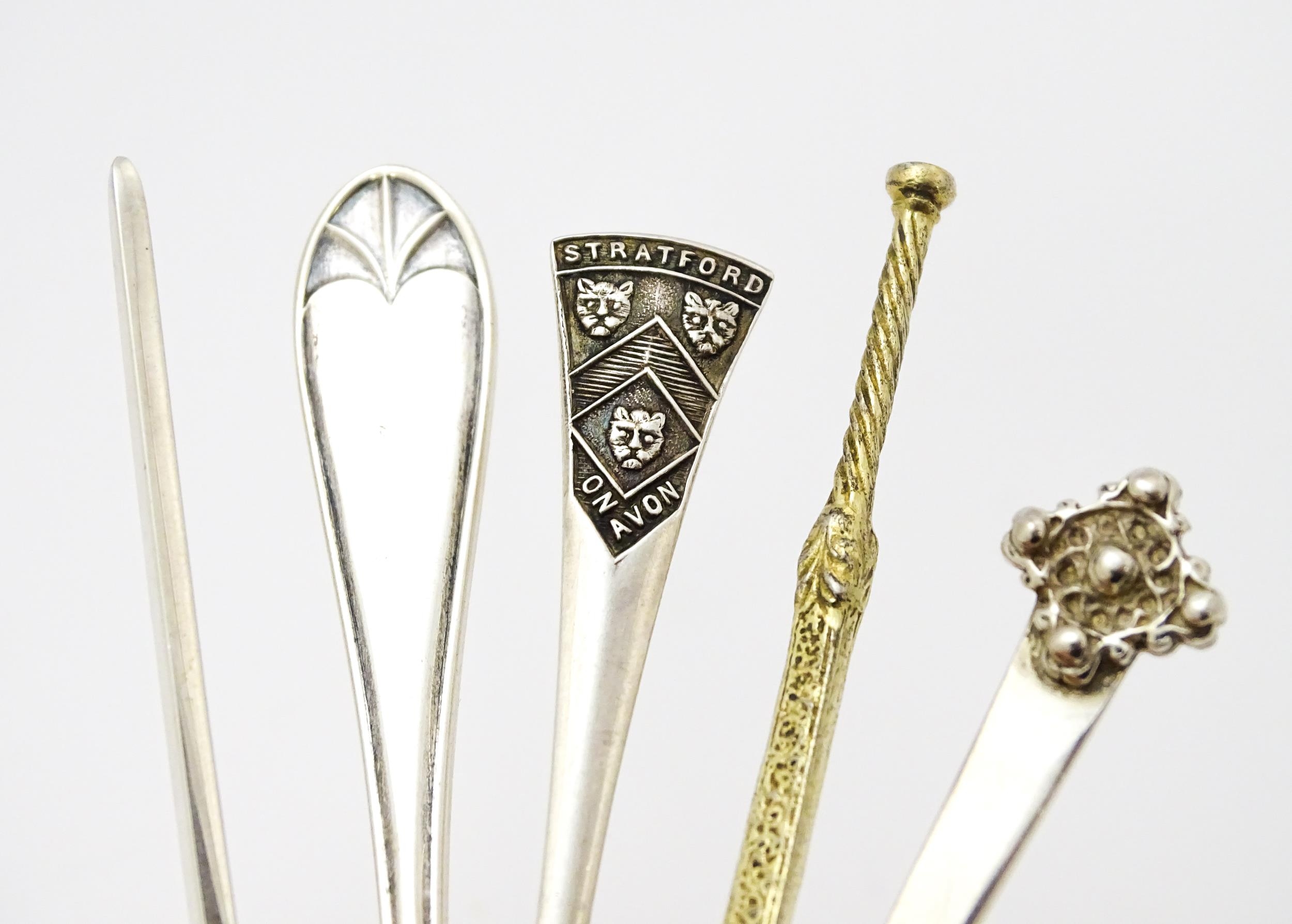 Five assorted silver teaspoons to include a teaspoon with coat of arms for Stratford On Avon - Image 2 of 10