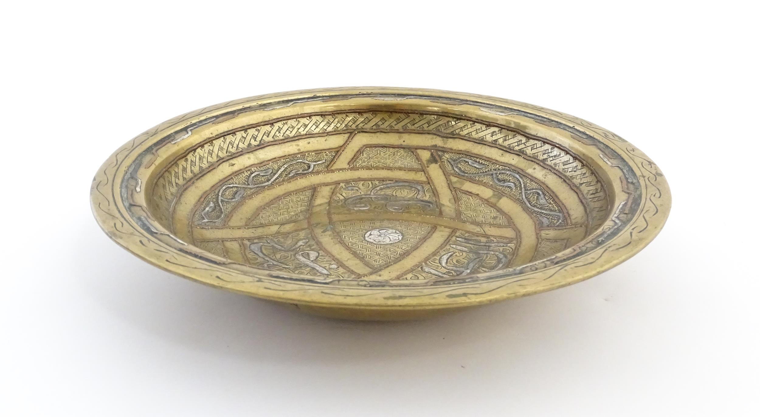 A Middle Eastern brass dish / bowl with incised detail and inlaid white metal and copper - Image 4 of 8