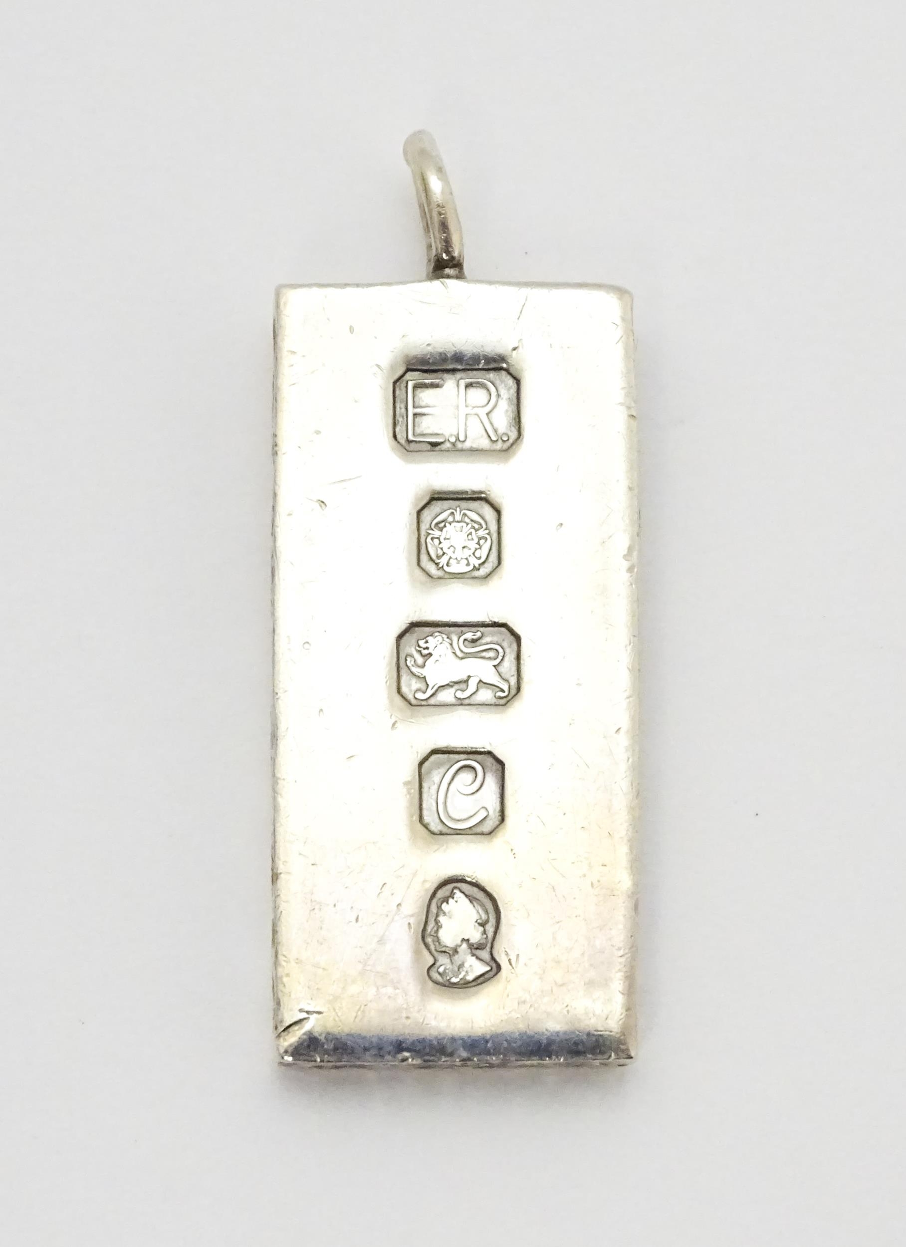 A silver pendant of ingot form hallmarked Sheffield 1977, with Silver Jubilee mark. Approx. 1 3/4" - Image 2 of 6