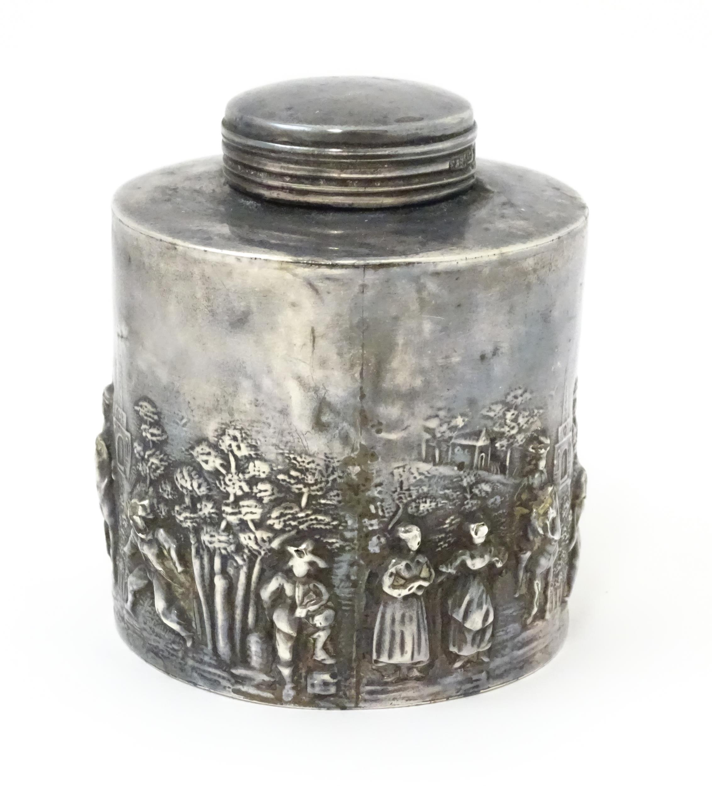 A silver tea caddy depicting a village scene with buildings and figures. Hallmarked Chester c. - Bild 4 aus 10