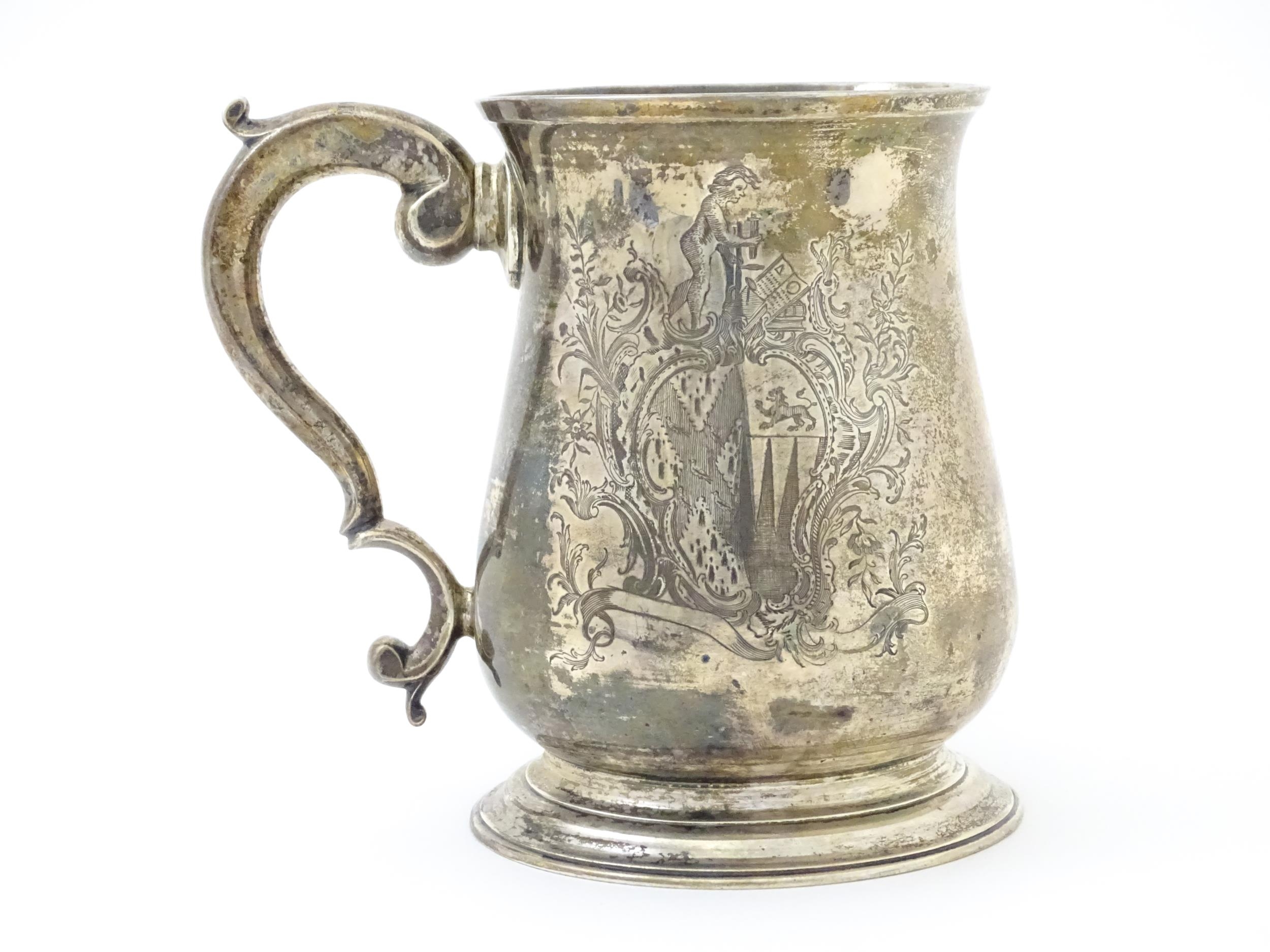A Geo II silver tankard / mug with engraved heraldic armorial coat of arms decoration hallmarked - Image 3 of 11