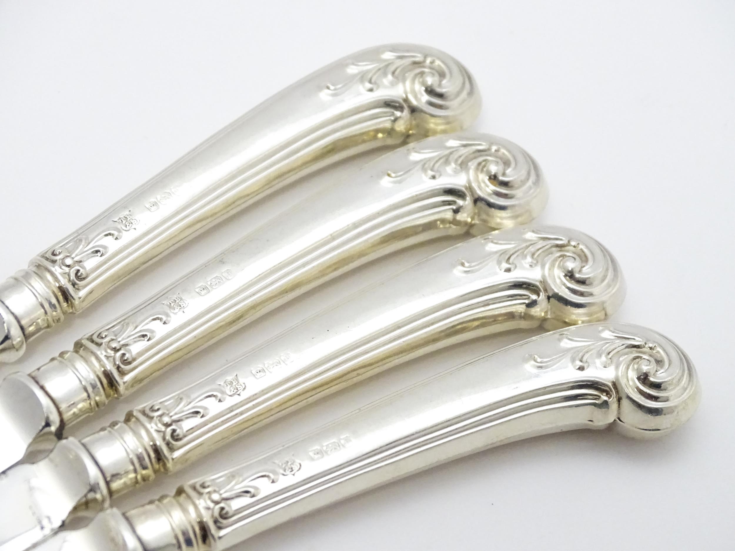 Assorted silver handled tea knives to include pistol grip examples. Together with a silver handled - Image 3 of 14