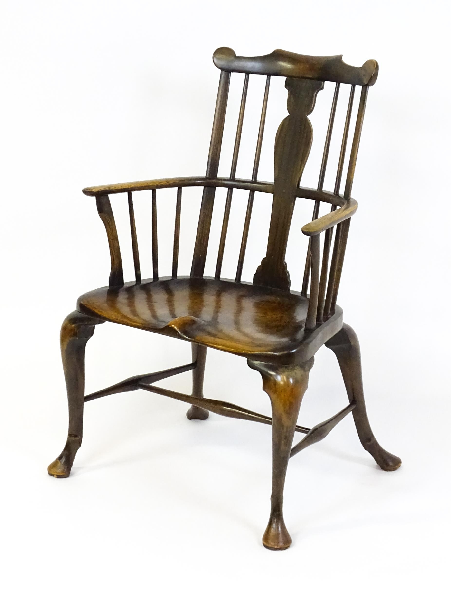 A late 19thC / early 20thC comb back Windsor chair with a vase shaped back splat and an unusually - Image 4 of 6