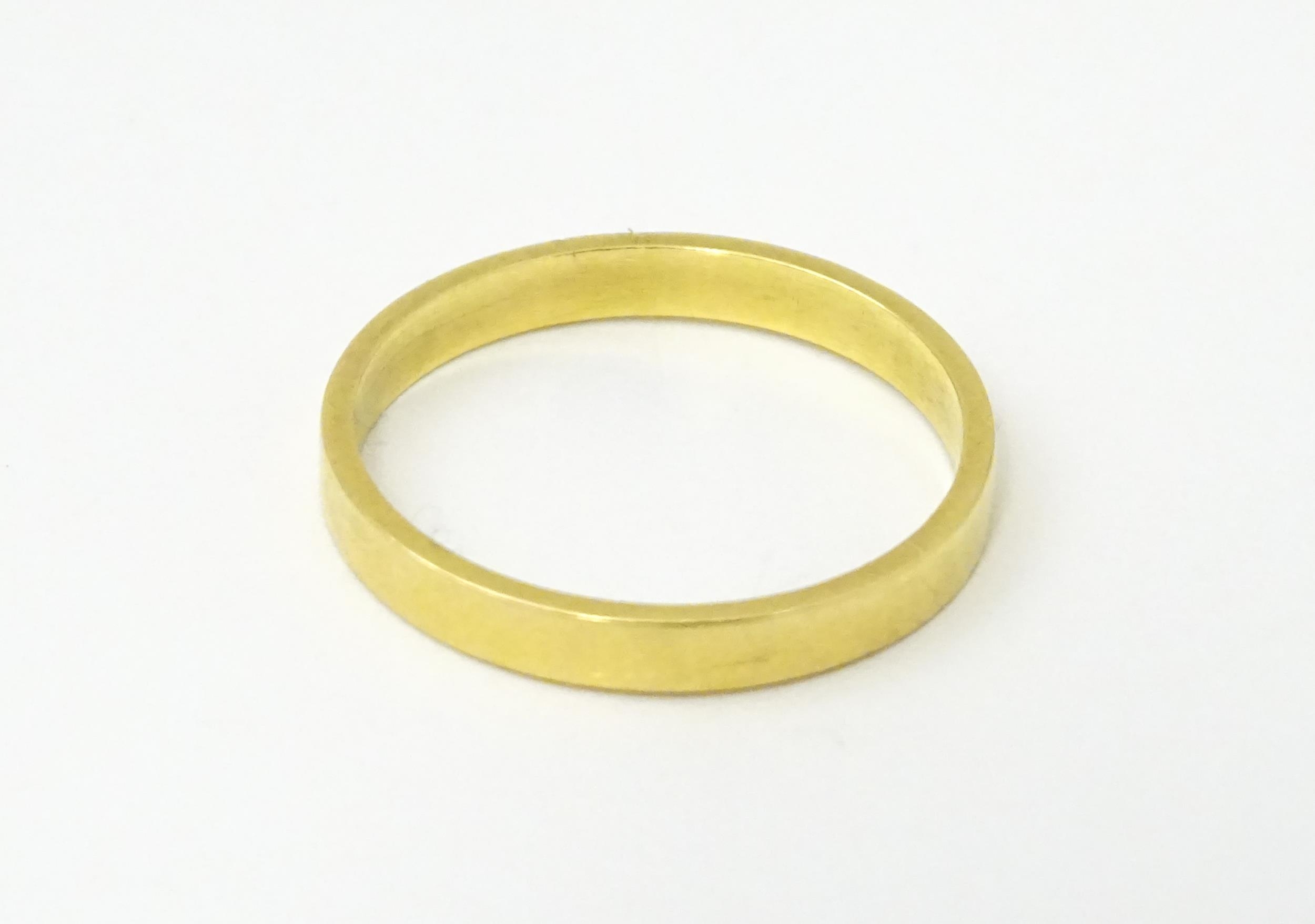 An 18ct gold ring / wedding band. Ring size approx. O Please Note - we do not make reference to - Image 2 of 9