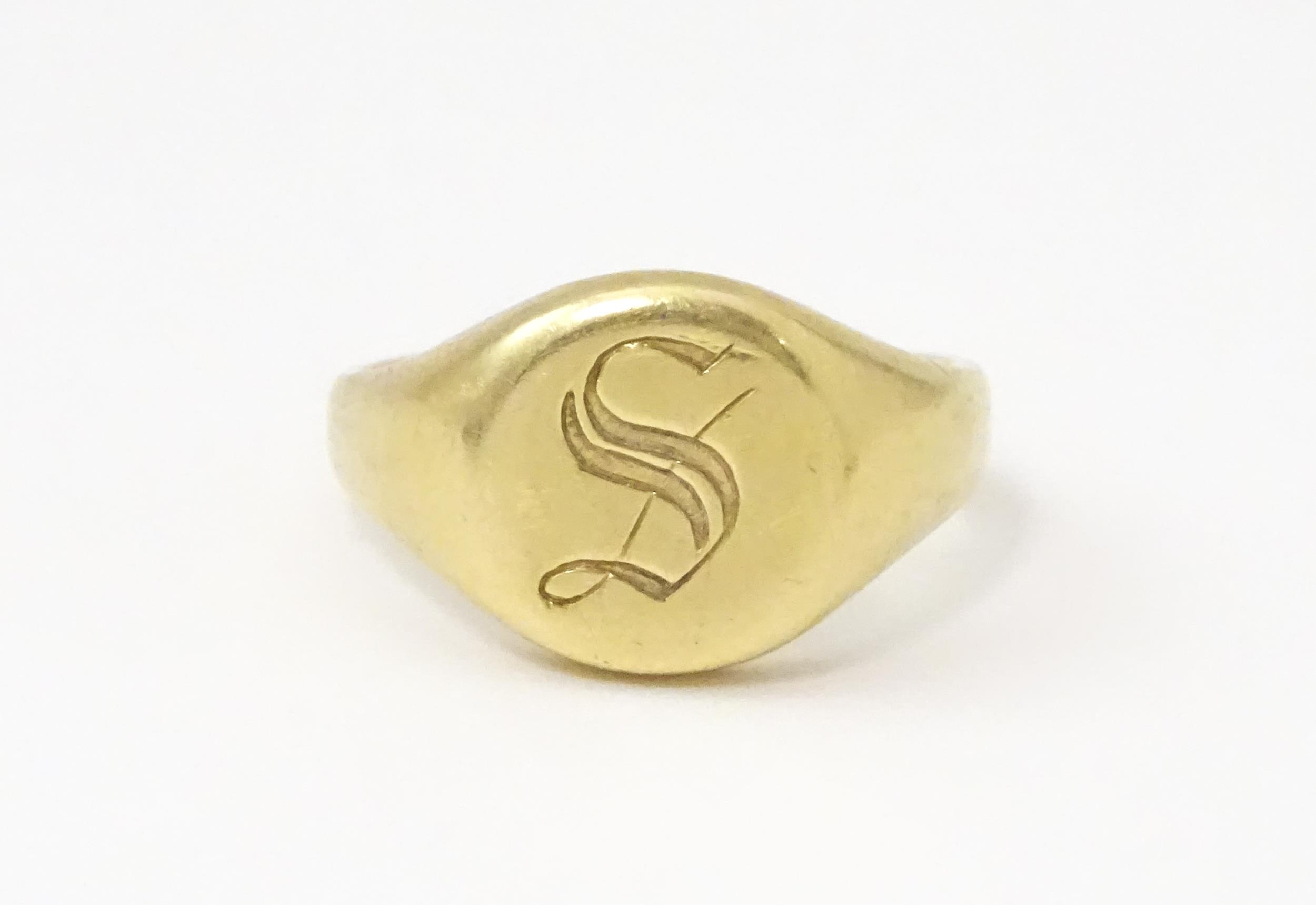 A 9ct gold signet ring engraved with the letter S. Ring size approx. L Please Note - we do not - Image 3 of 6