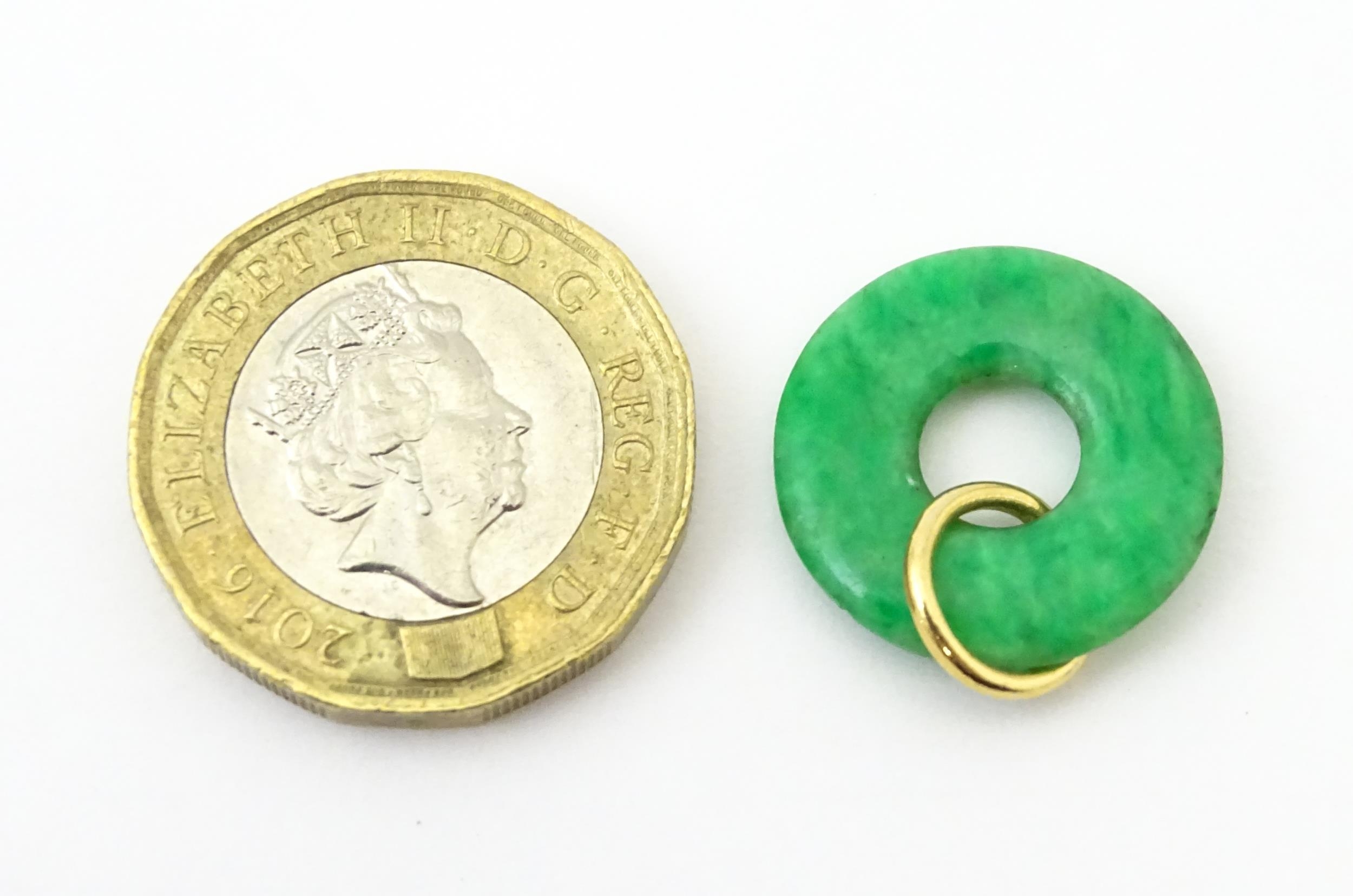 A green jade coloured hardstone pendant with yellow metal mount. Approx 3/4" wide Please Note - we - Image 4 of 6