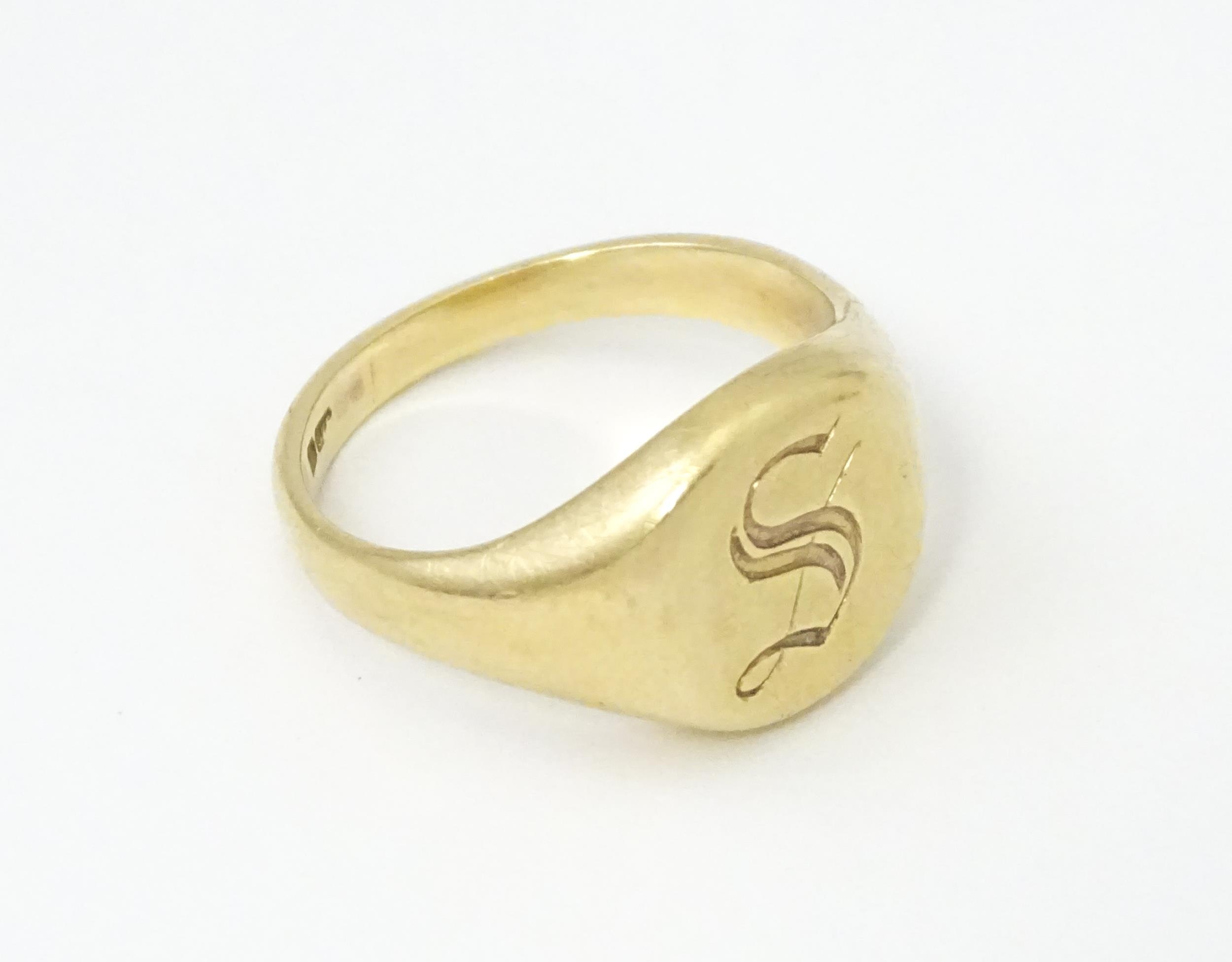 A 9ct gold signet ring engraved with the letter S. Ring size approx. L Please Note - we do not - Image 5 of 6