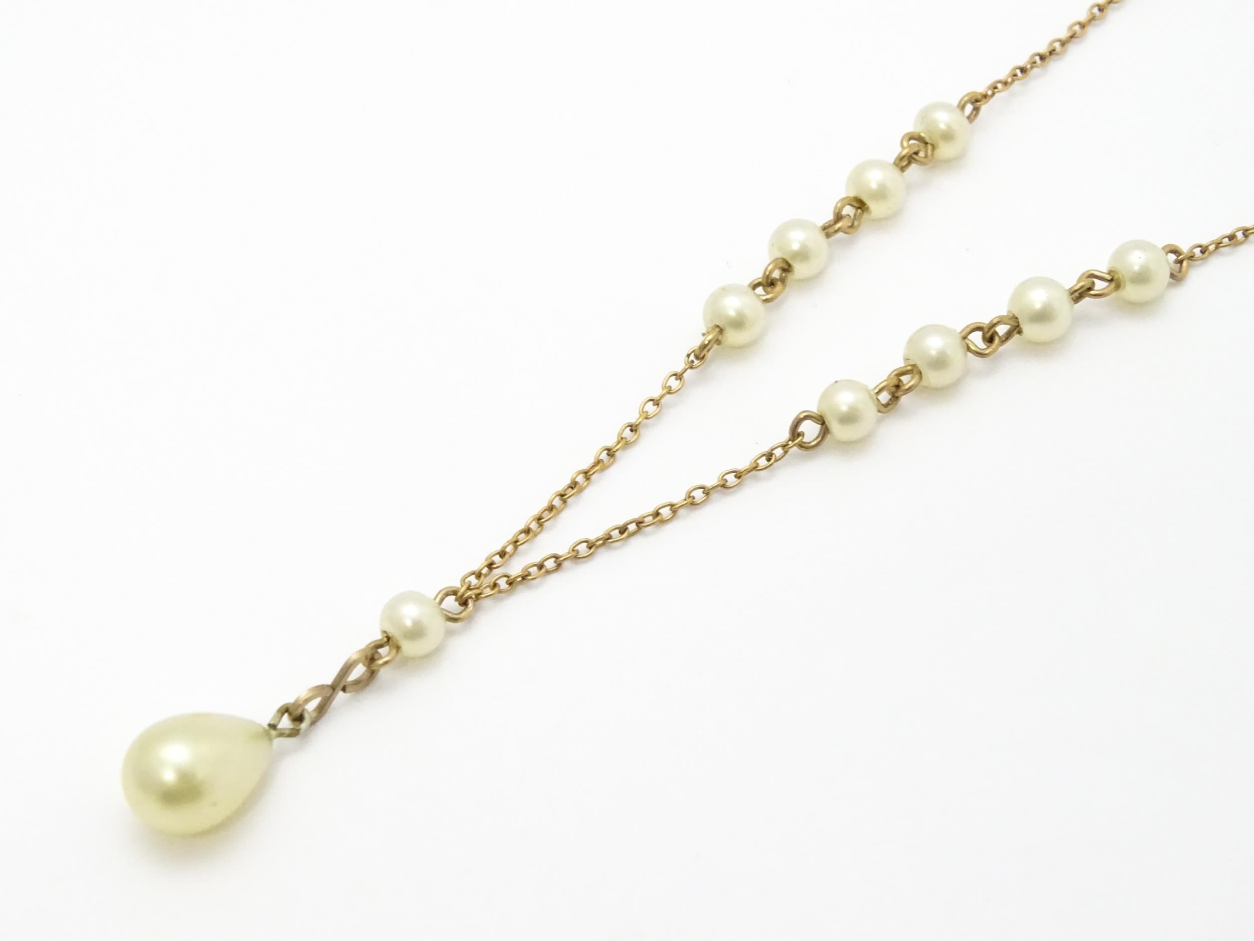 A gilt metal necklace set with pearl beads and drop. Approx. 17" long Please Note - we do not make - Image 6 of 9