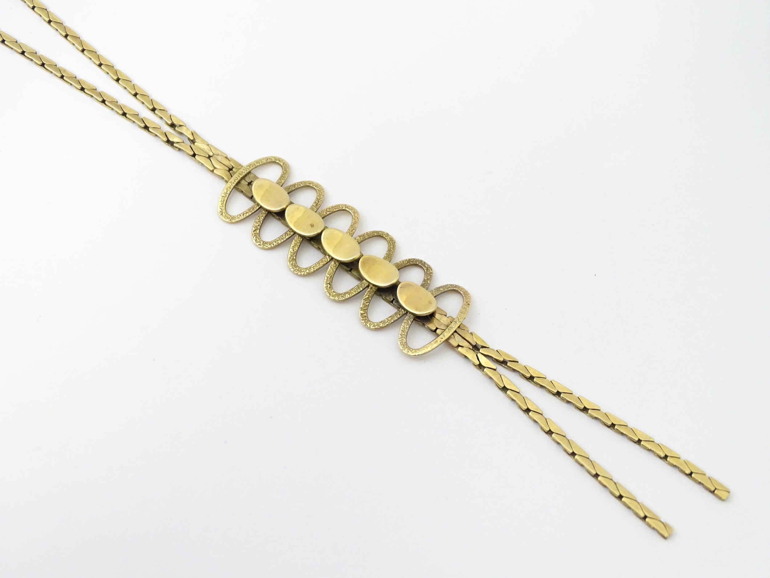 A 9ct gold necklace with textured oval detail to lower section. Bearing import marks for London - Image 3 of 10