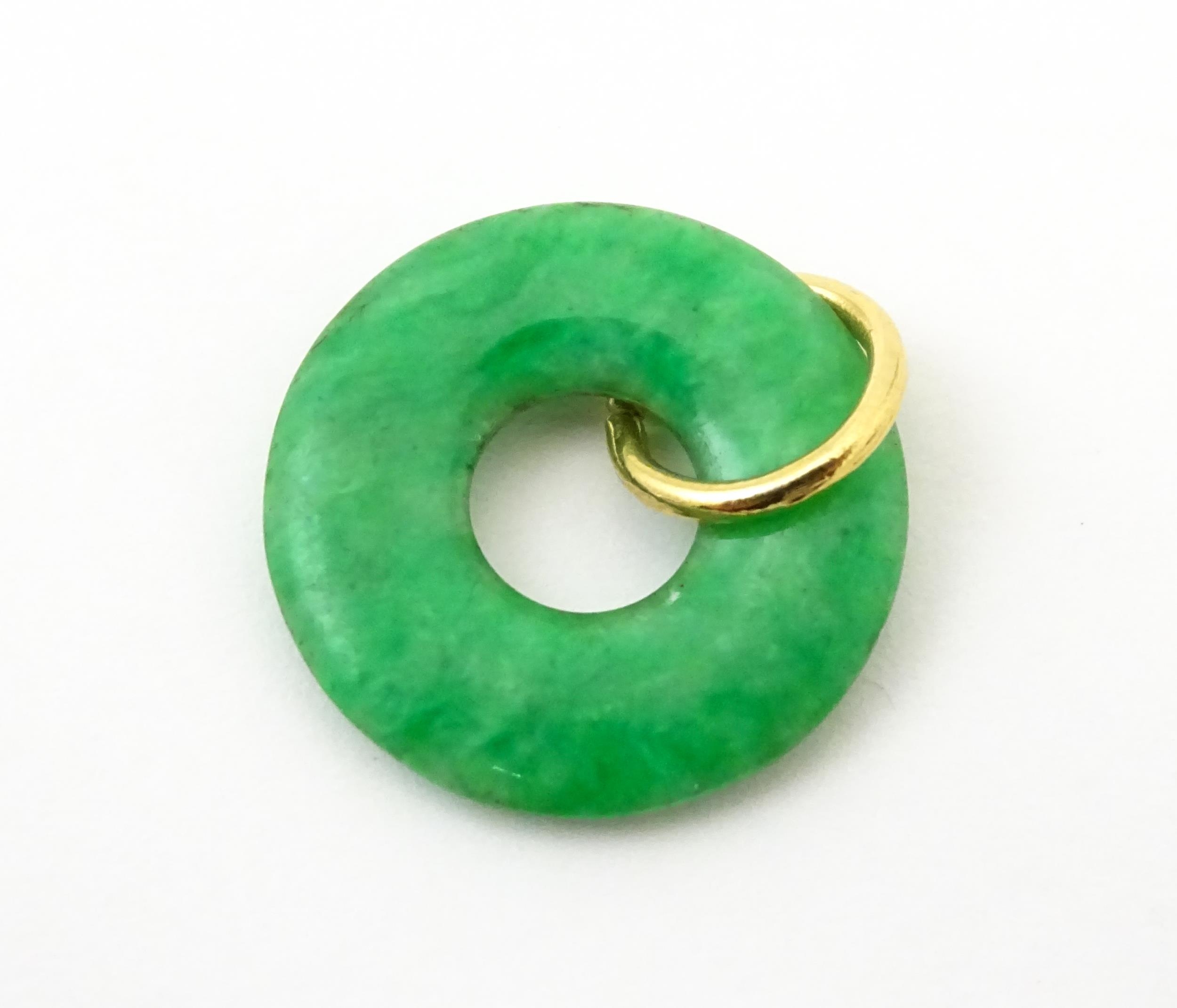 A green jade coloured hardstone pendant with yellow metal mount. Approx 3/4" wide Please Note - we - Image 3 of 6