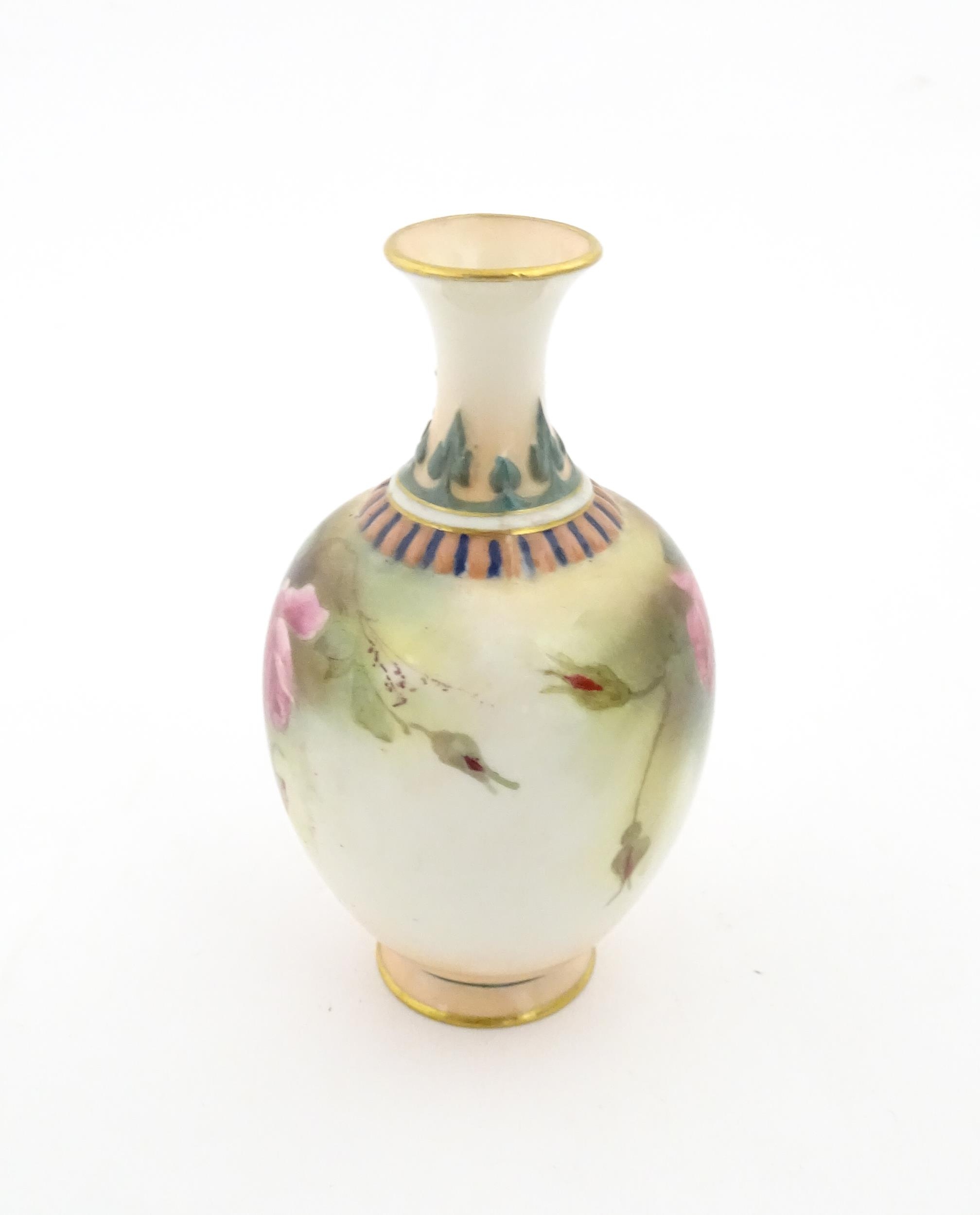 A Royal Worcester vase with hand painted decoration depicting pink and yellow roses, with gilt - Image 5 of 7