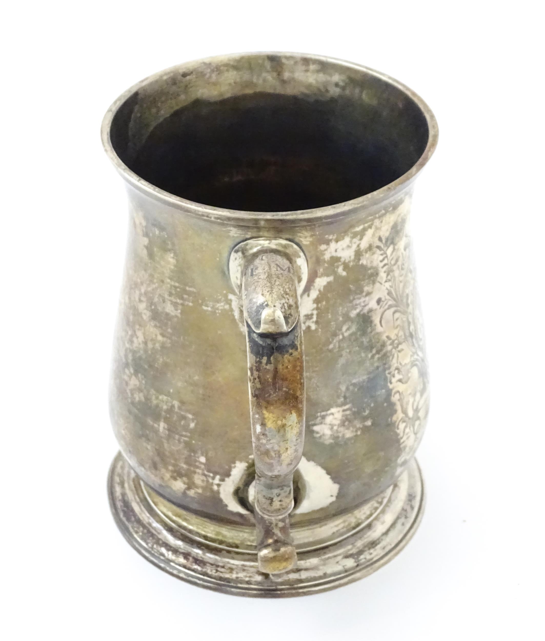 A Geo II silver tankard / mug with engraved heraldic armorial coat of arms decoration hallmarked - Image 6 of 11