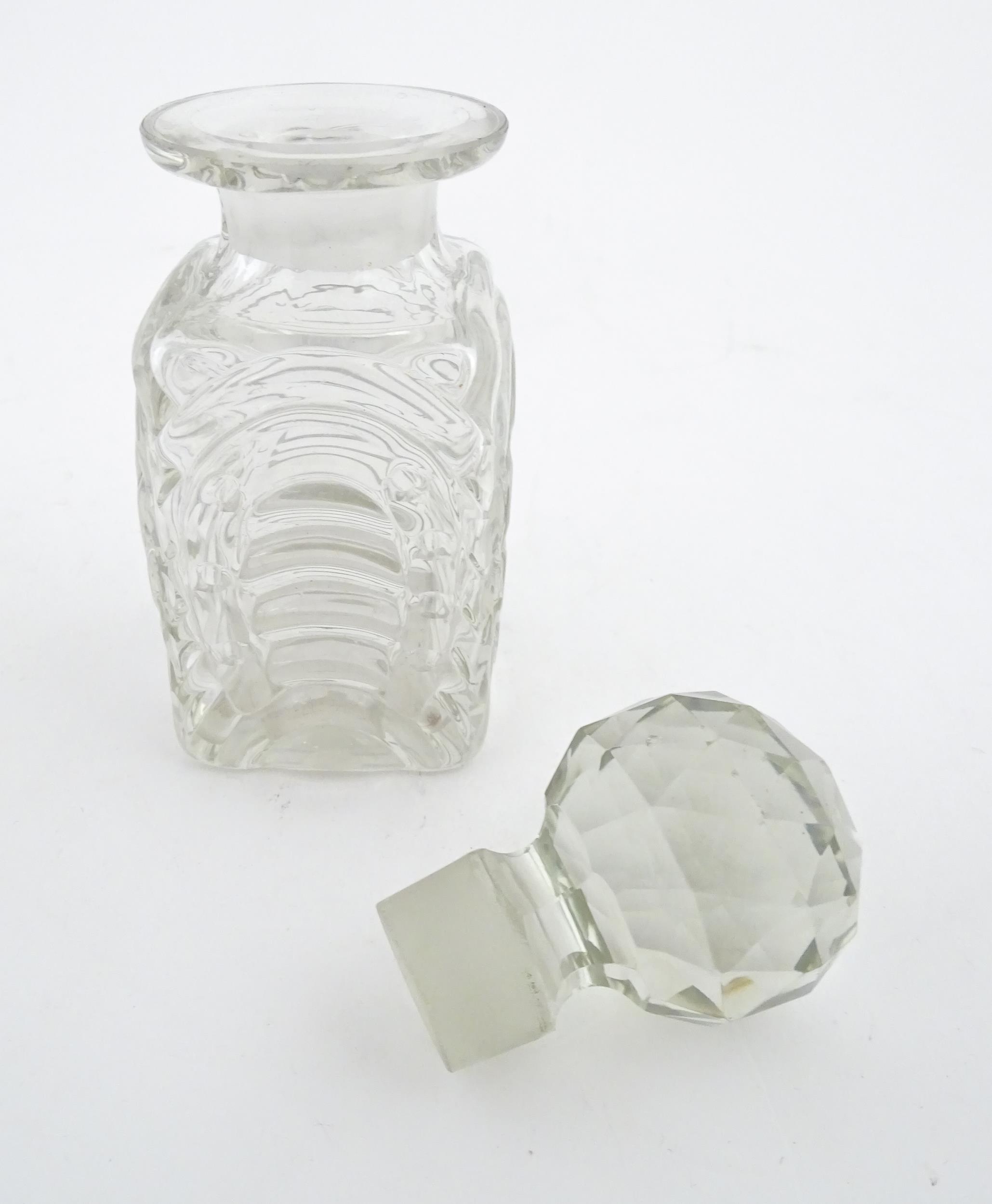 A Victorian glass hunting decanter with stylised horse shoe decoration to sides. Approx. 6" high - Image 3 of 7