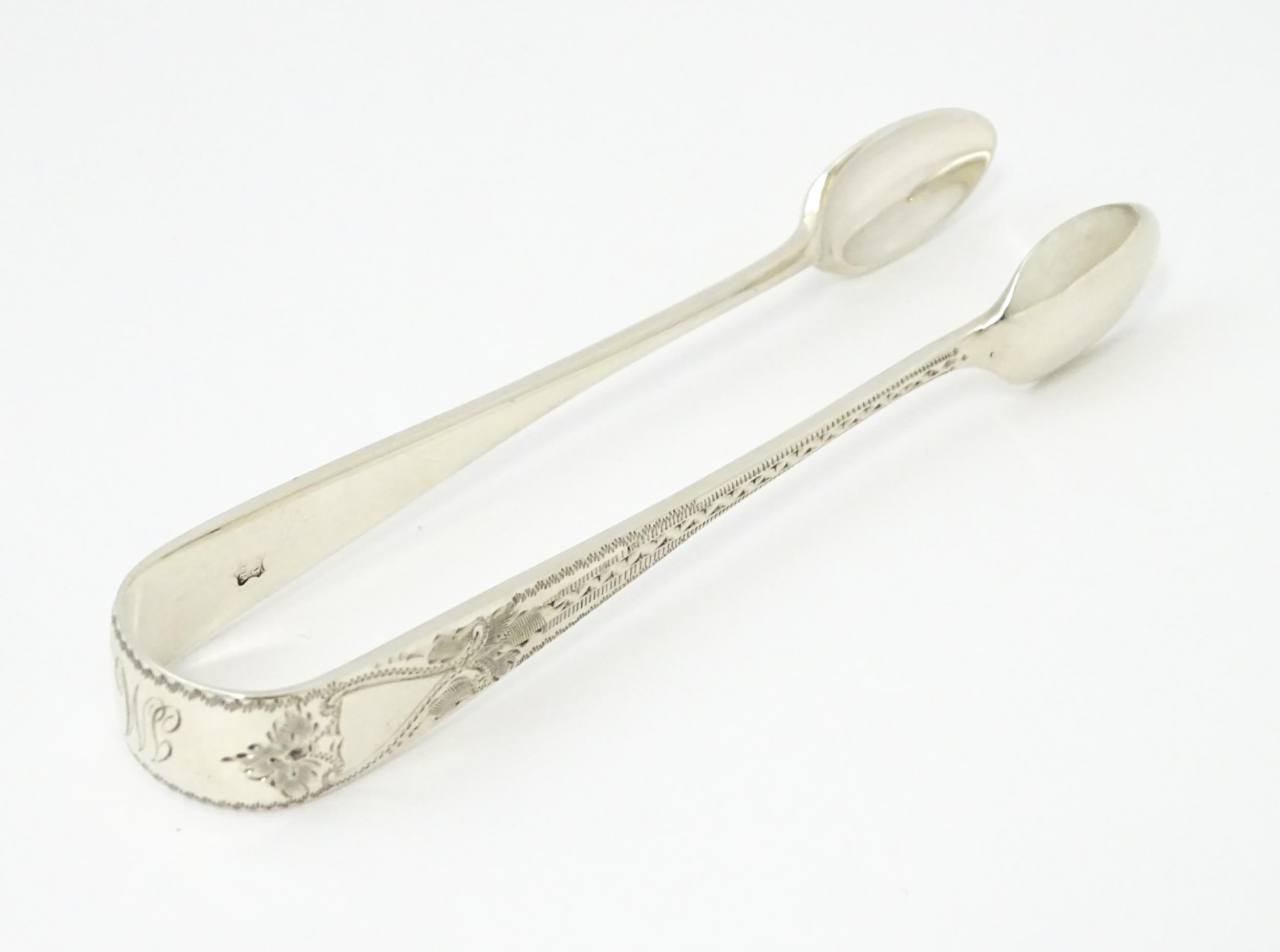 Silver sugar tongs with bright cut engraved decoration Hallmarked London 1901 maker Josiah - Image 2 of 8