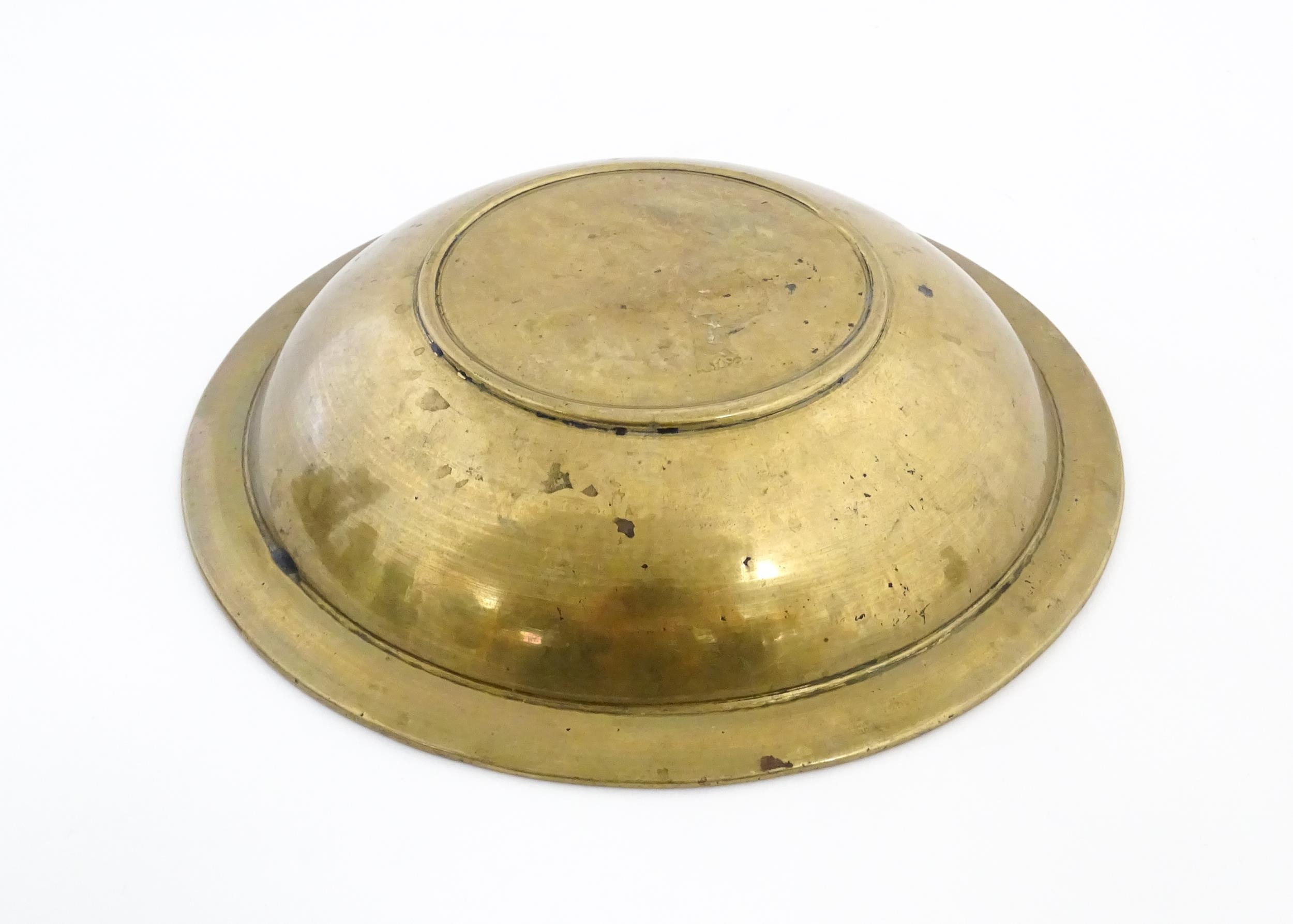 A Middle Eastern brass dish / bowl with incised detail and inlaid white metal and copper - Image 8 of 8