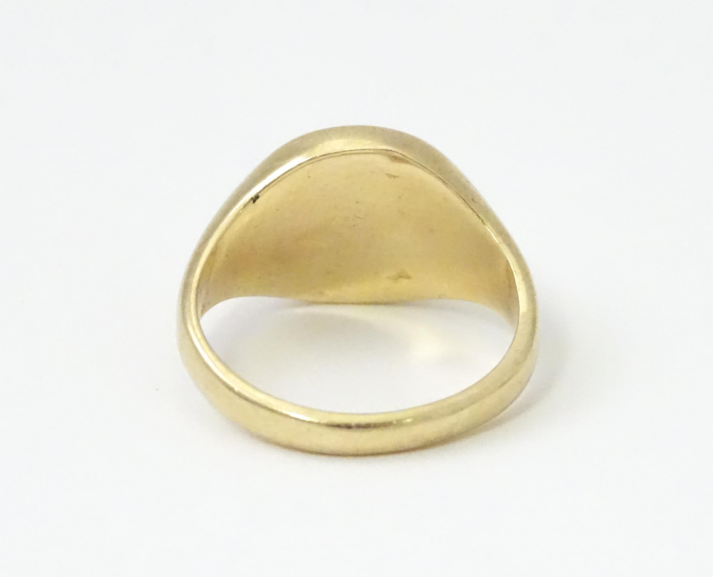 A 9ct gold signet ring engraved with the letter S. Ring size approx. L Please Note - we do not - Image 6 of 6