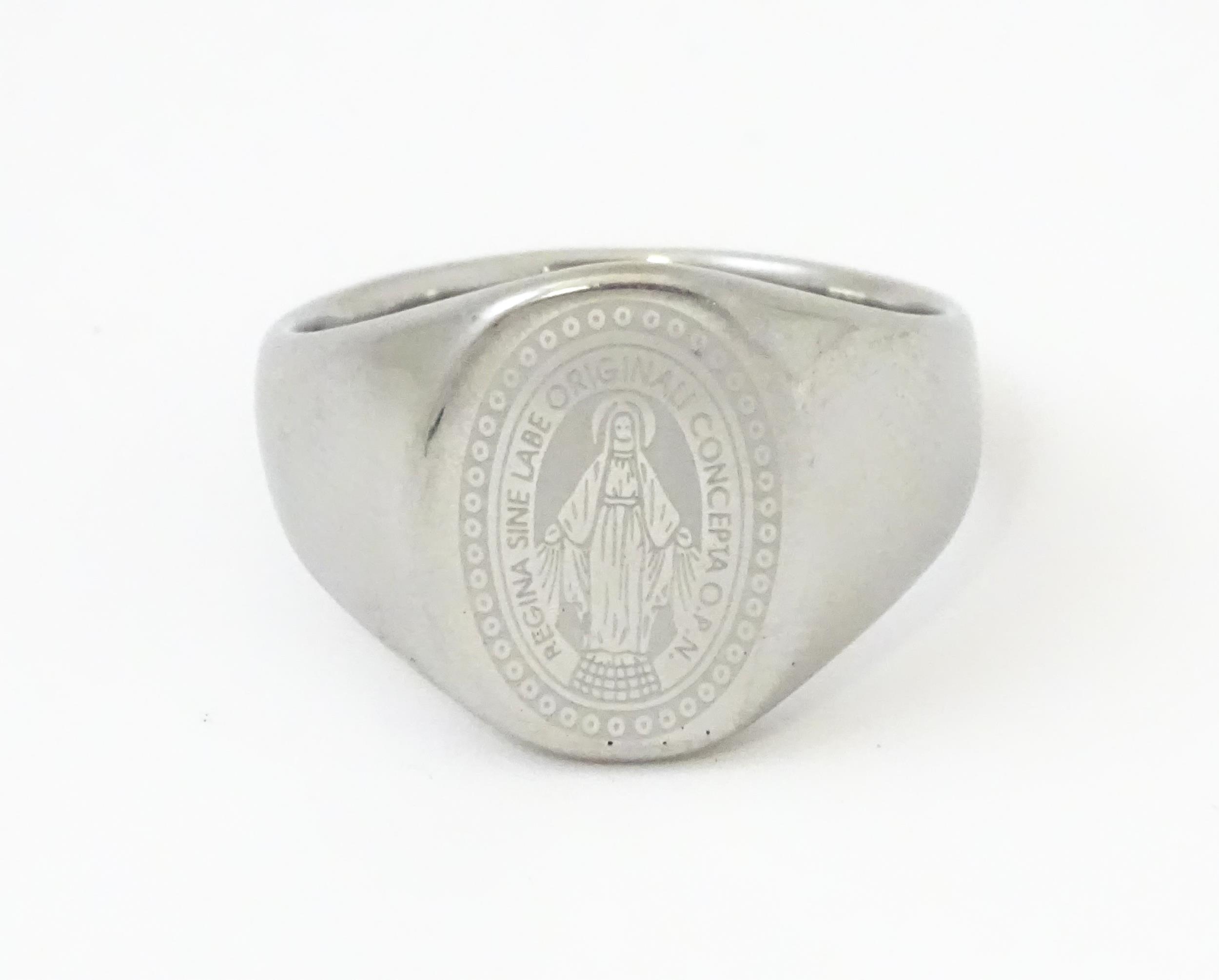A Gentleman's white metal ring with engraved Christian symbolism depicting the Virgin Mary and - Image 3 of 6