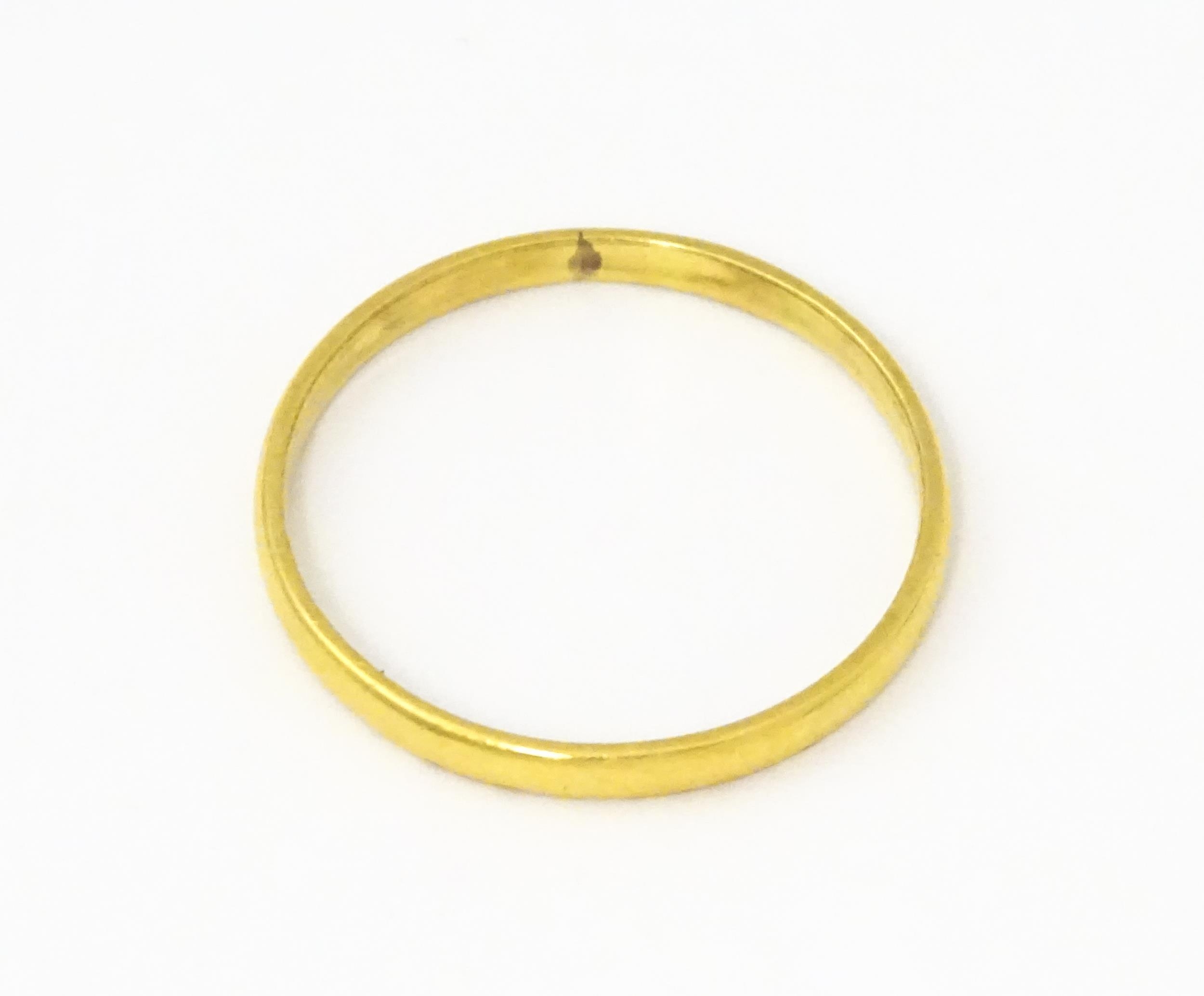 A 22ct gold ring. Ring size approx. Y. (2.9g approx) Please Note - we do not make reference to the - Image 5 of 5