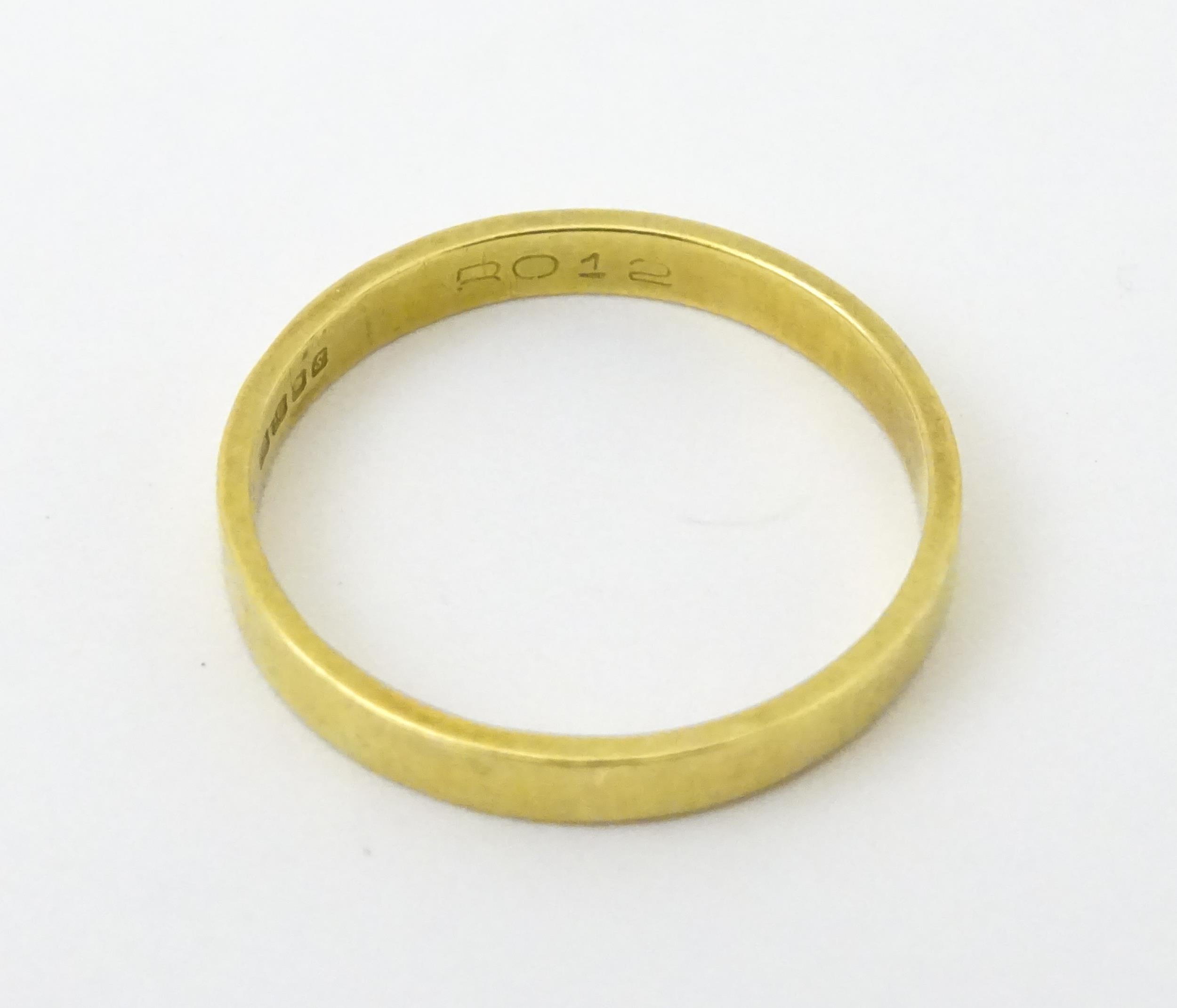 An 18ct gold ring / wedding band. Ring size approx. O Please Note - we do not make reference to - Image 4 of 7