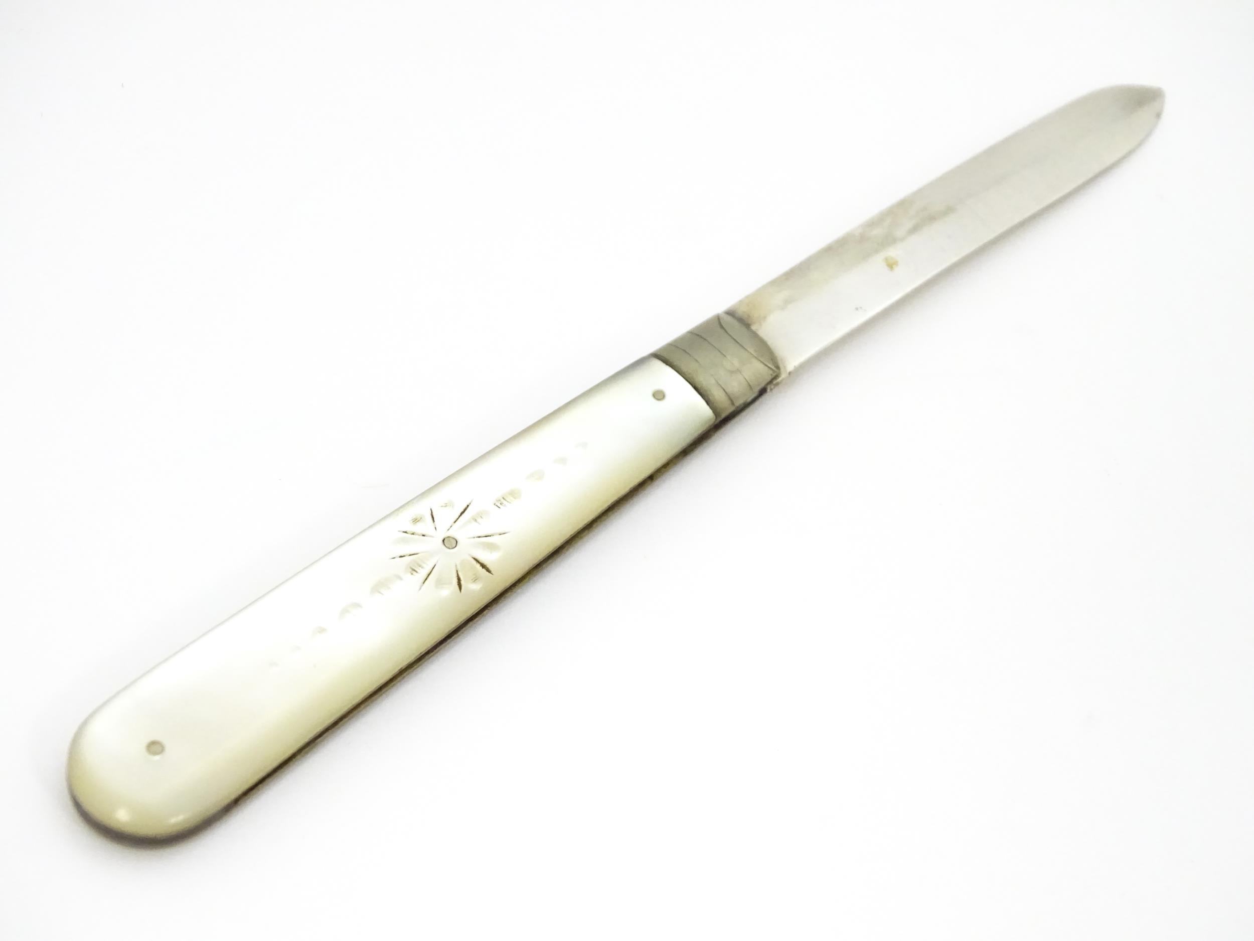 A Victorian silver folding fruit knife with mother of pearl handle, hallmarked Sheffield 1899, maker - Image 7 of 7